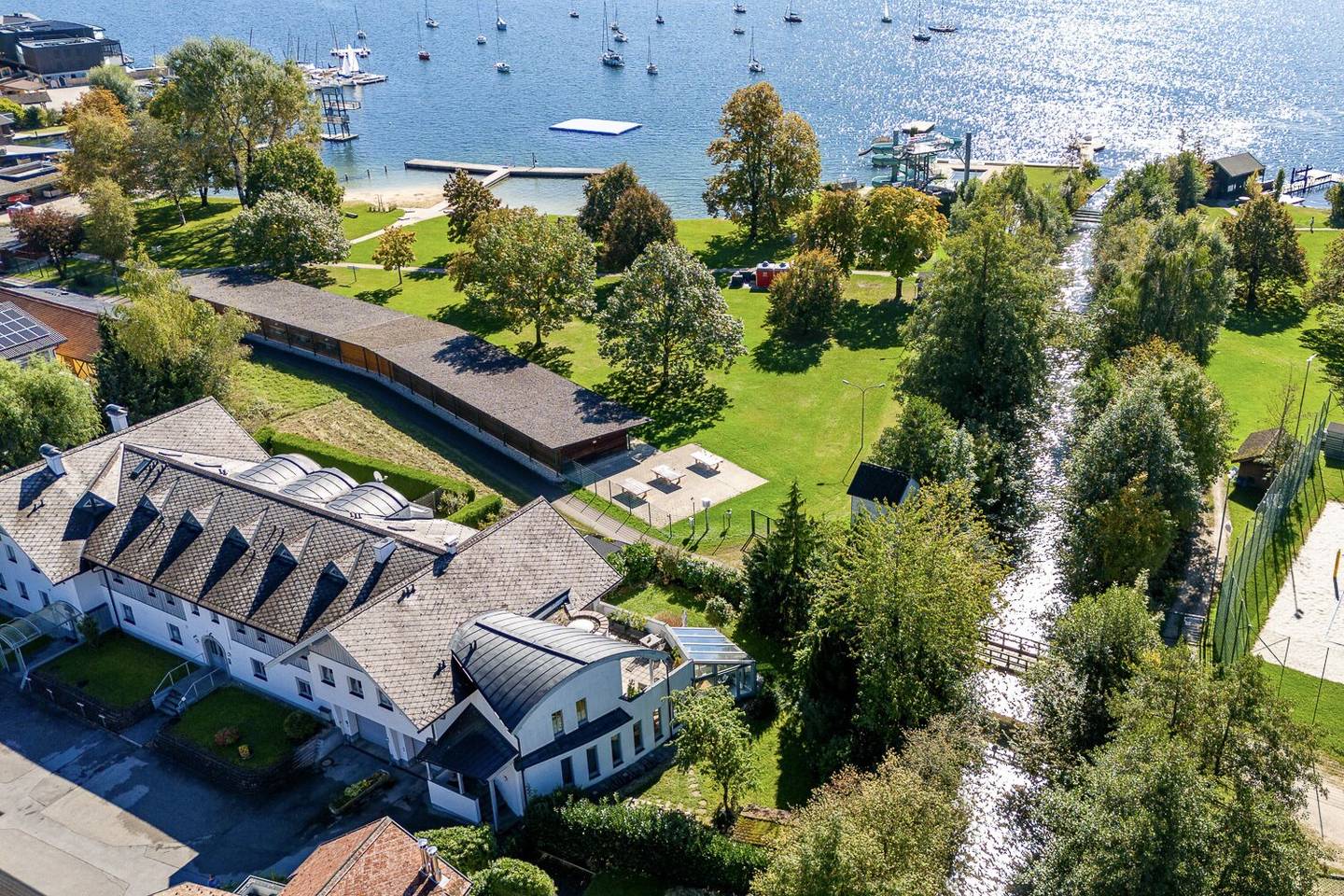 KAUFANBOT LIEGT VOR - PREMIUM Wohnen am Mondsee - Seenähe - Haus im Haus - 270 m² Wohnfläche, Wintergarten, Eigengarten und Garage