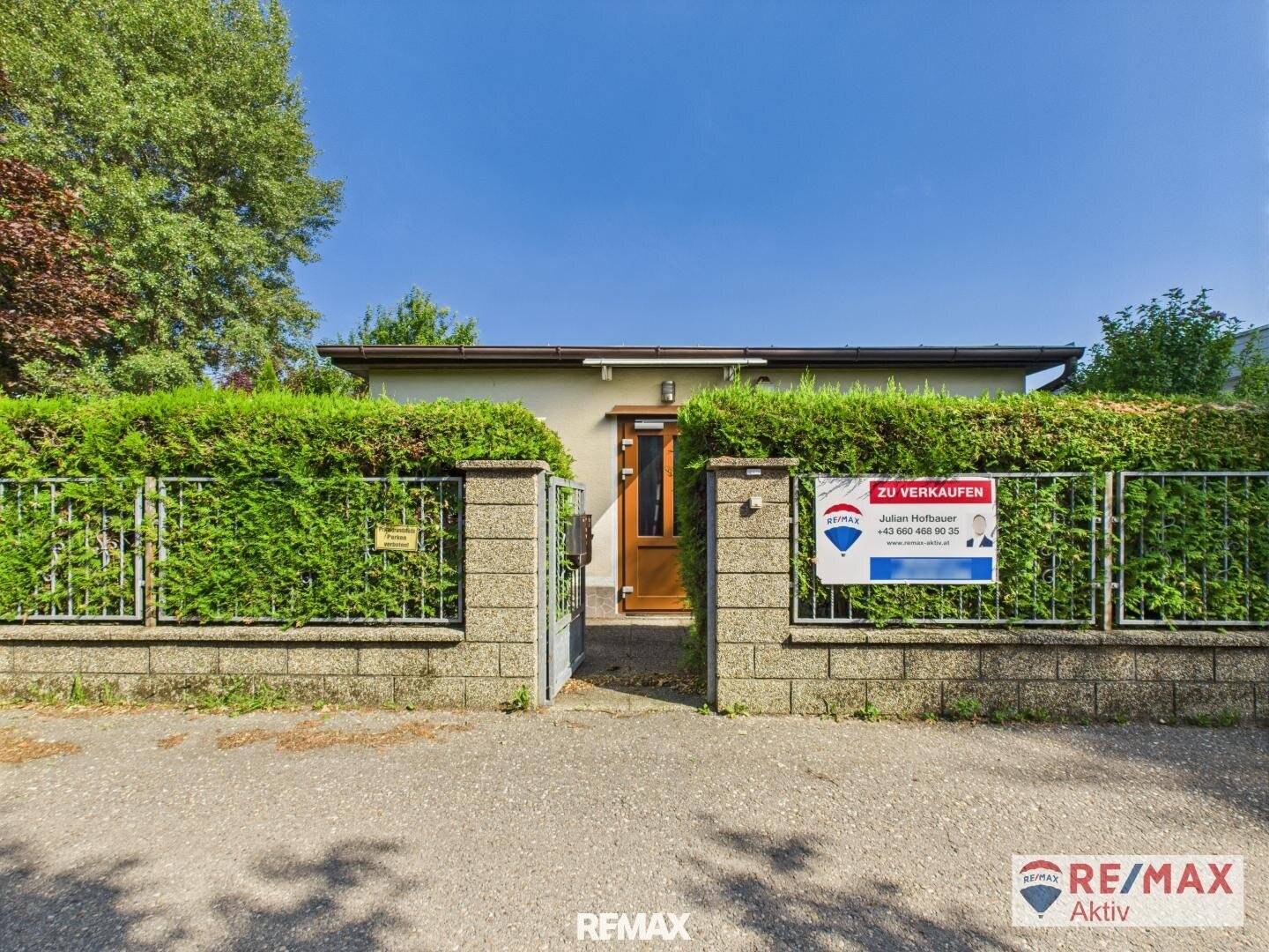 Bathing bungalow on leasehold land with direct lake access