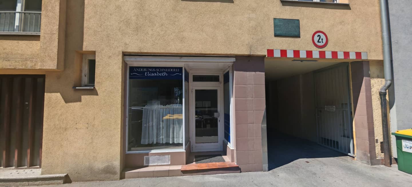 Space for your business idea: Ground floor commercial premises in Pradl