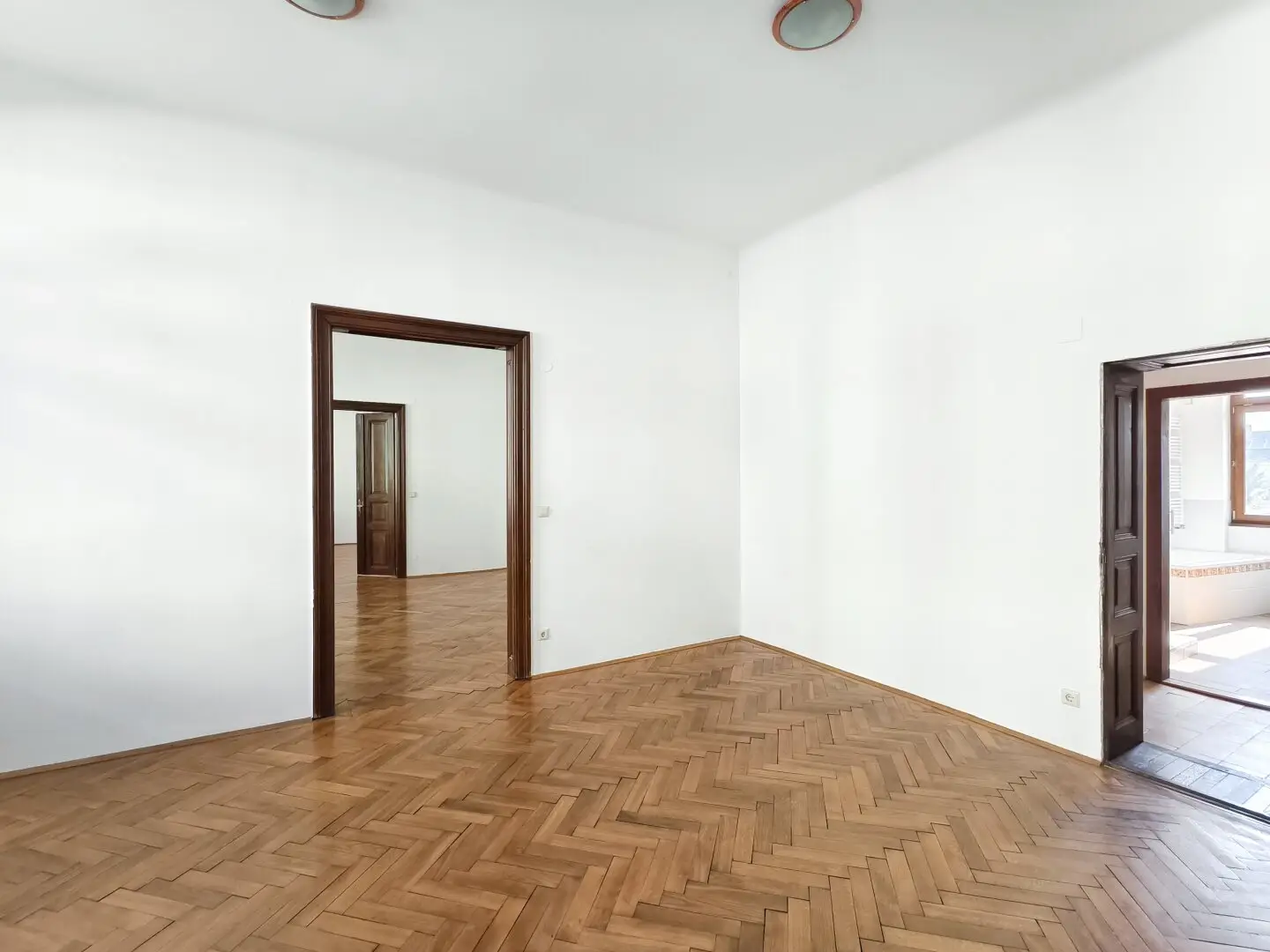 erstes großes Zimmer straßenseitig