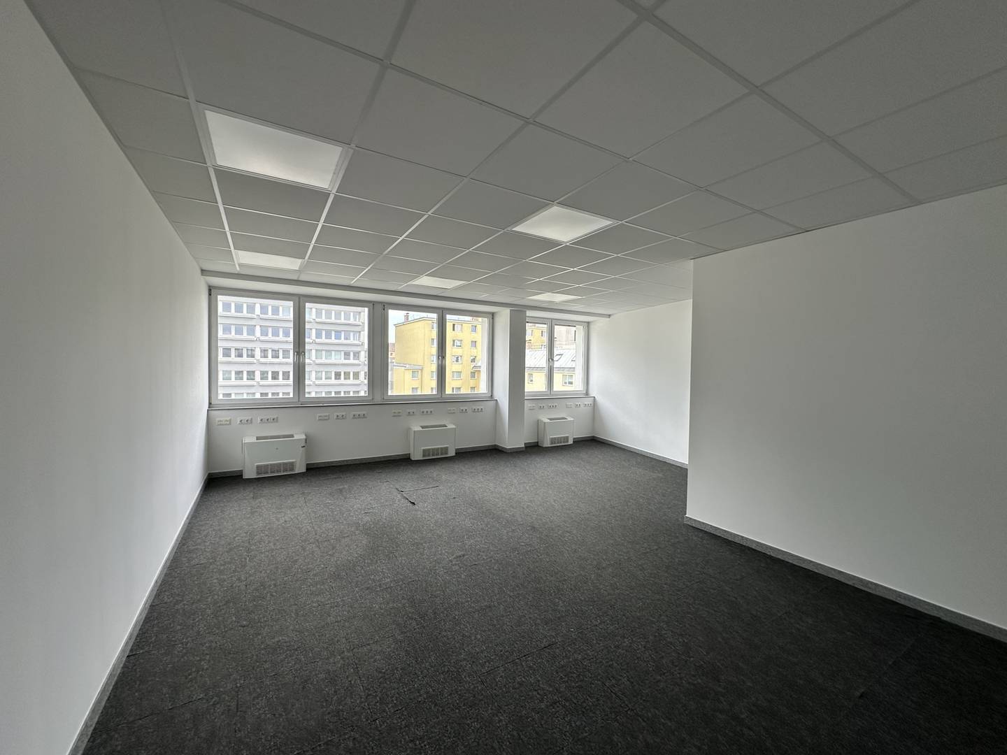 Air conditioned apartment with courtyard and elevator