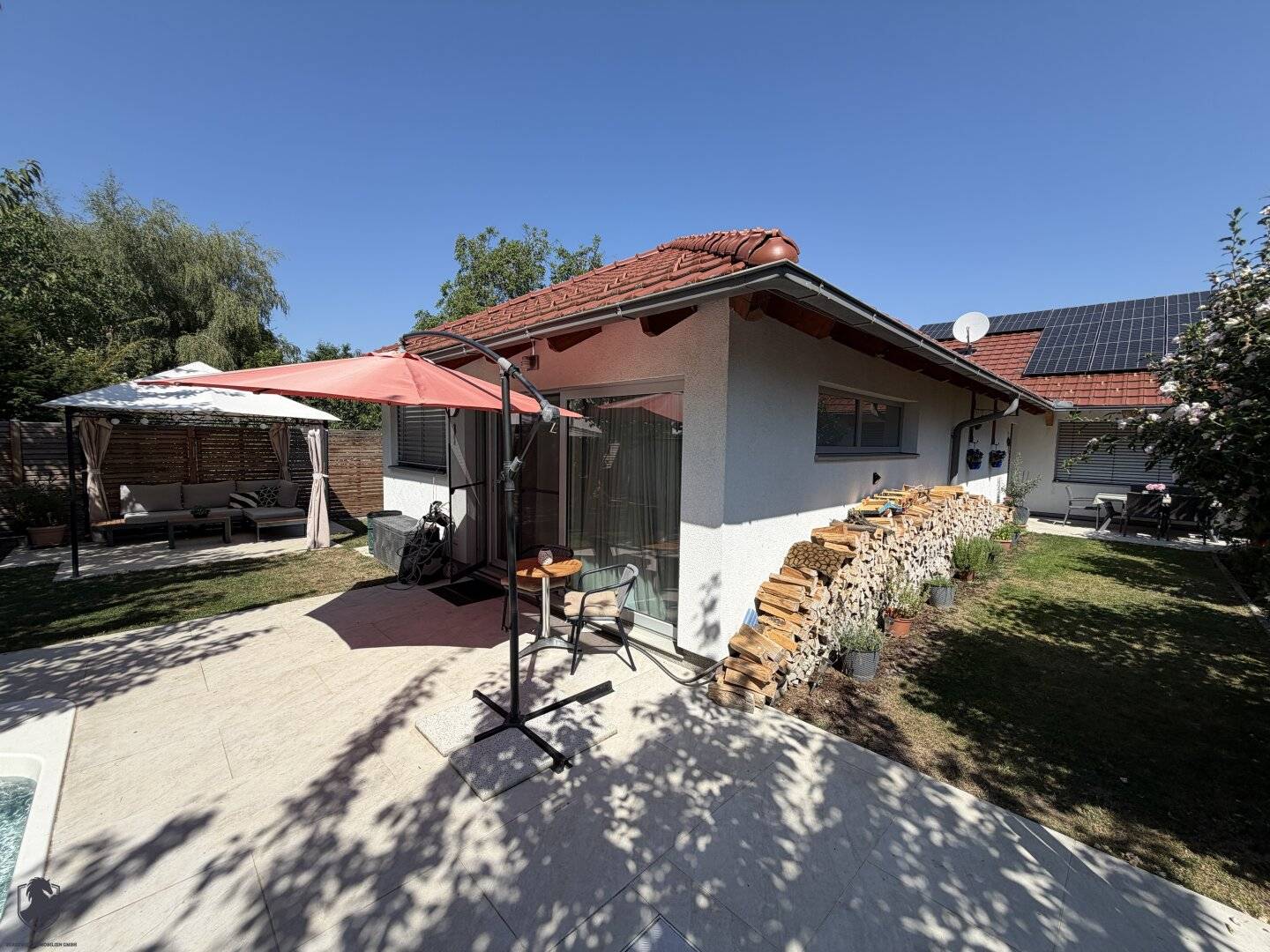 Exklusiver barrierefreier Bungalow mit uneinsehbarem Garten, Pool, Wellness &amp; Photovoltaik