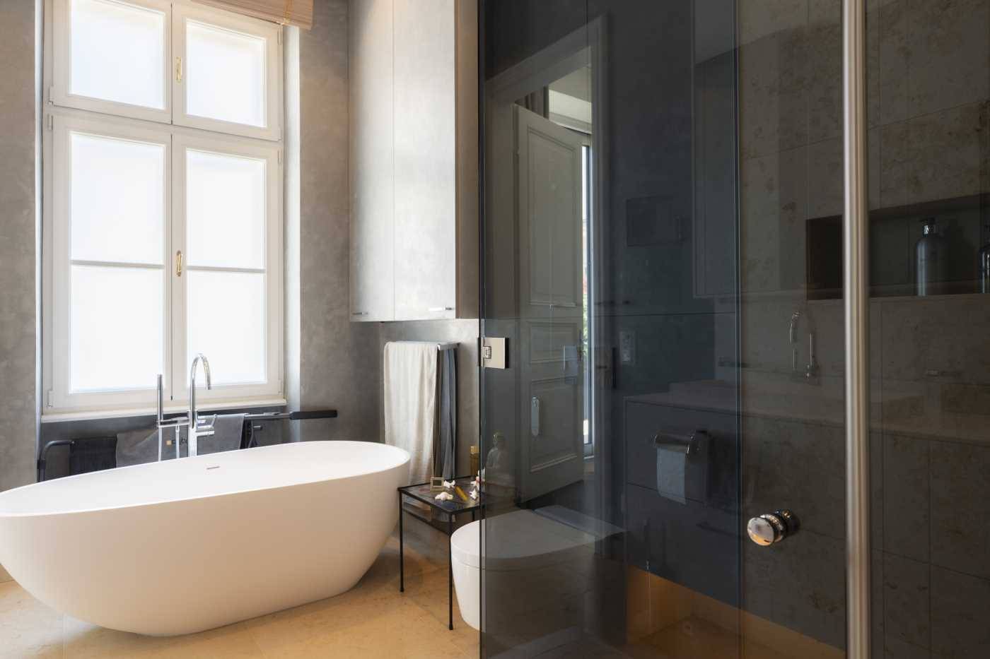 Lichtdurchflutete Altbauwohnung mit Sauna und Terrasse