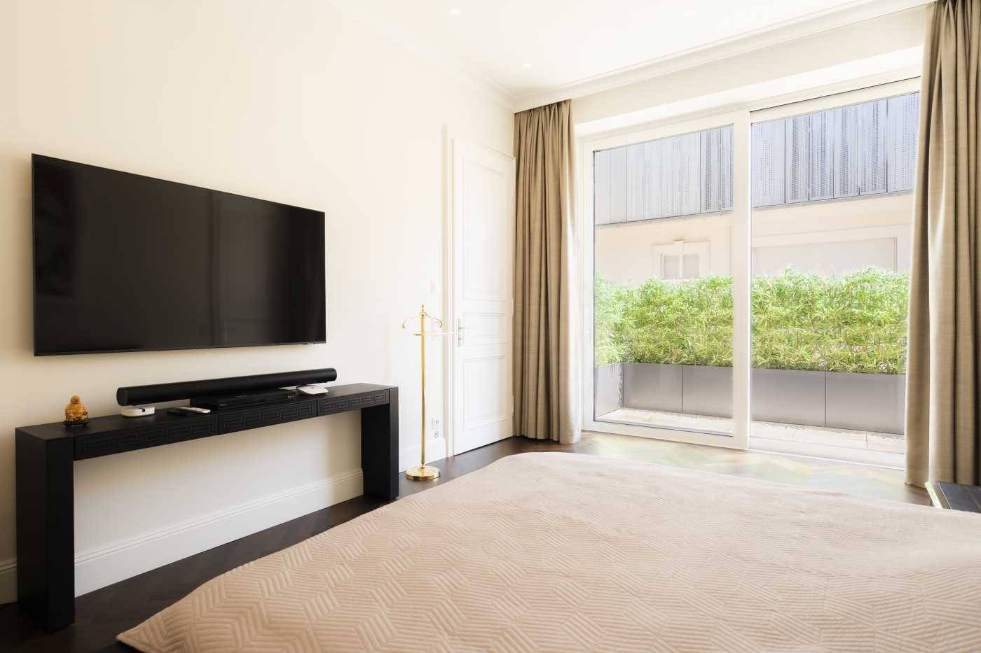 Lichtdurchflutete Altbauwohnung mit Sauna und Terrasse