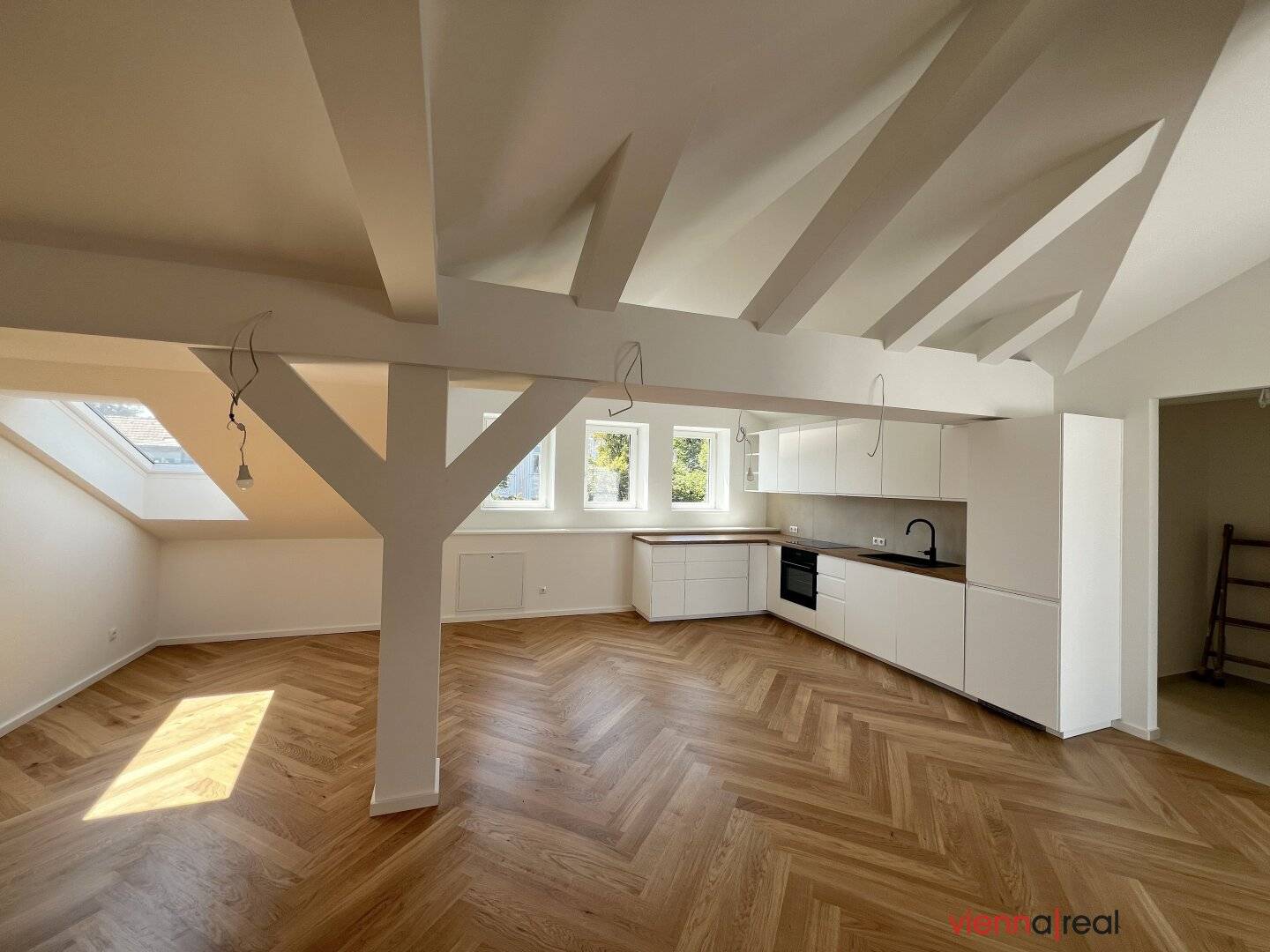 Fully renovated, air-conditioned and light-flooded top-floor apartment with cozy terrace accessible from the living room