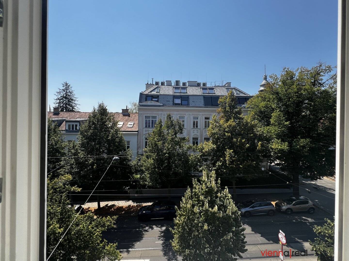 Fully renovated, air-conditioned and light-flooded top-floor apartment with cozy terrace accessible from the living room
