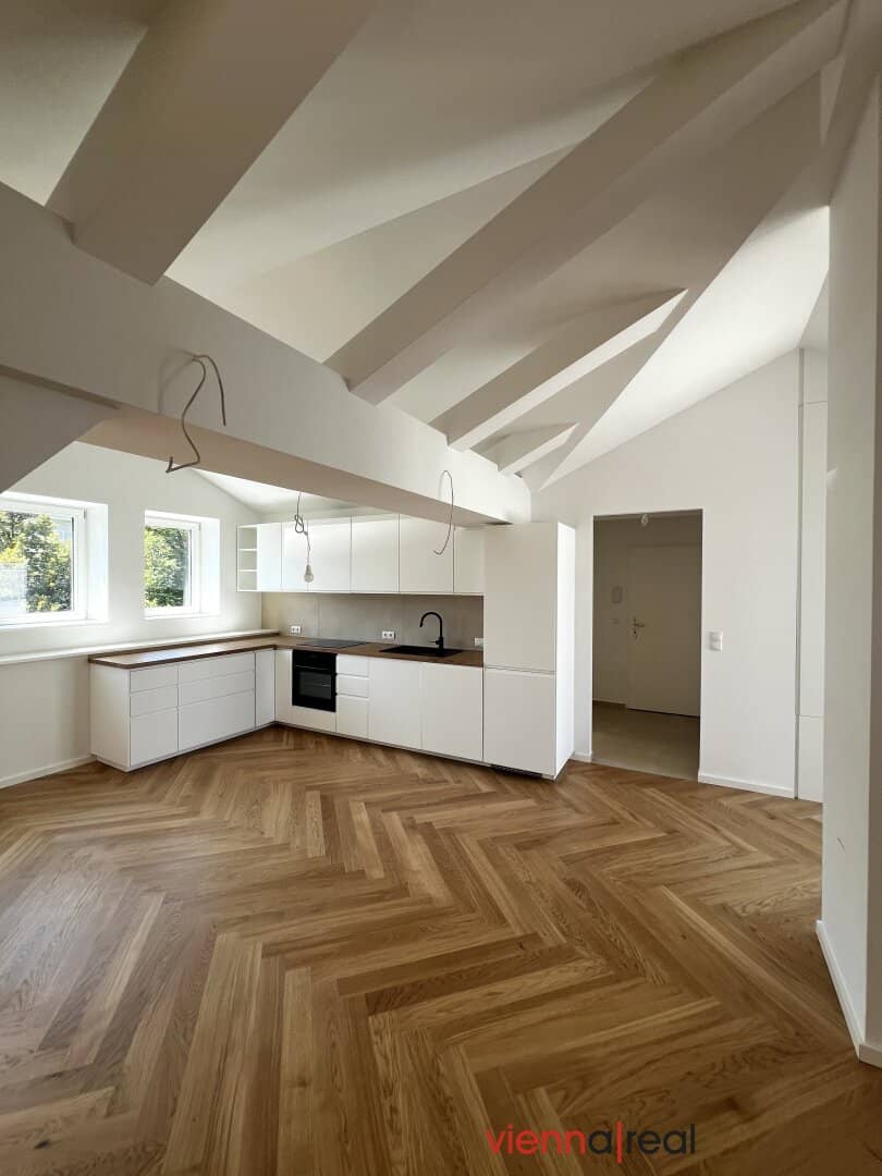Fully renovated, air-conditioned and light-flooded top-floor apartment with cozy terrace accessible from the living room