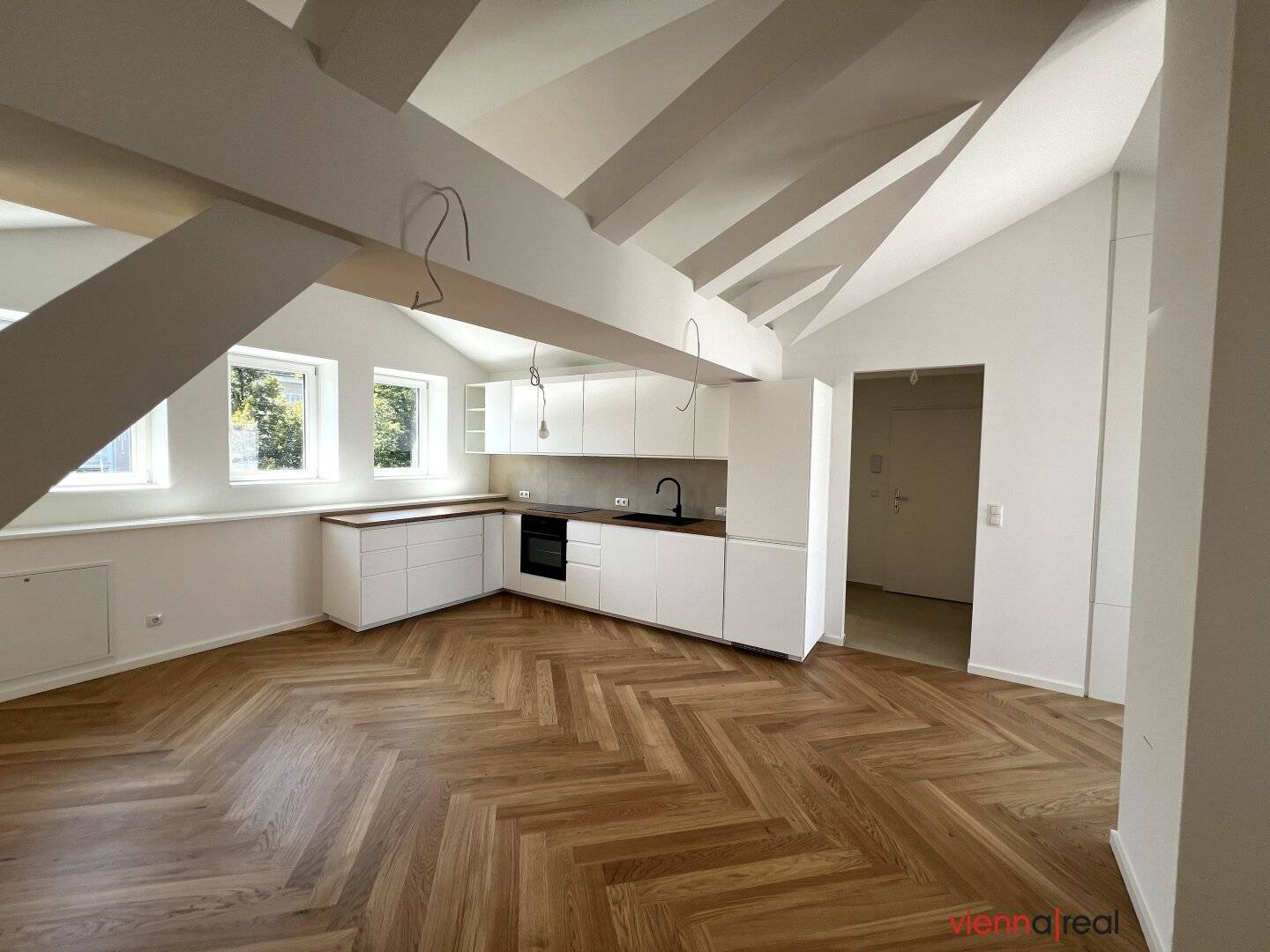 Fully renovated, air-conditioned and light-flooded top-floor apartment with cozy terrace accessible from the living room