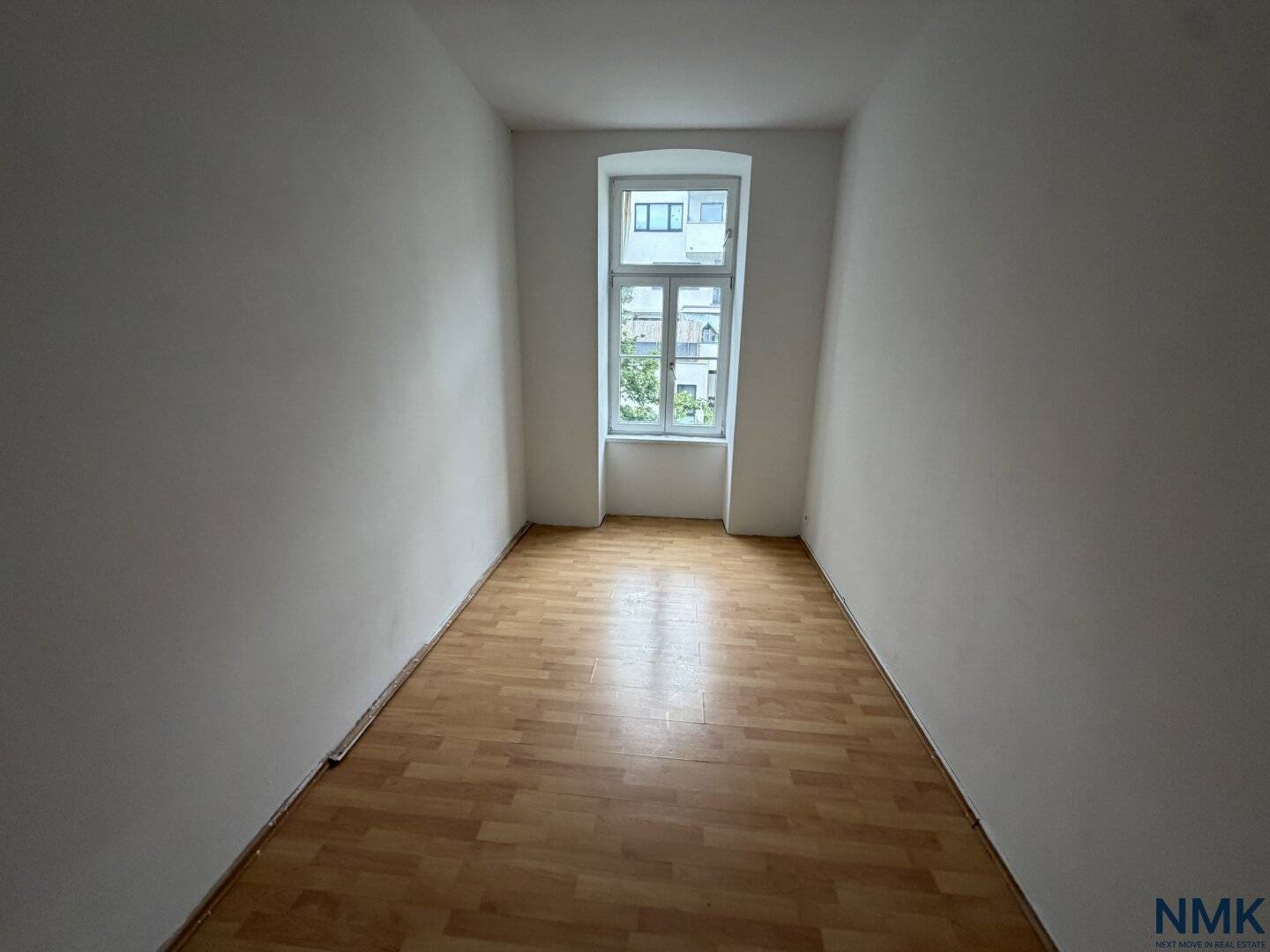 Großes Sanierungspotenzial &amp; 9 m² Balkonoption | Charmante 2-Zimmer-Altbauwohnung