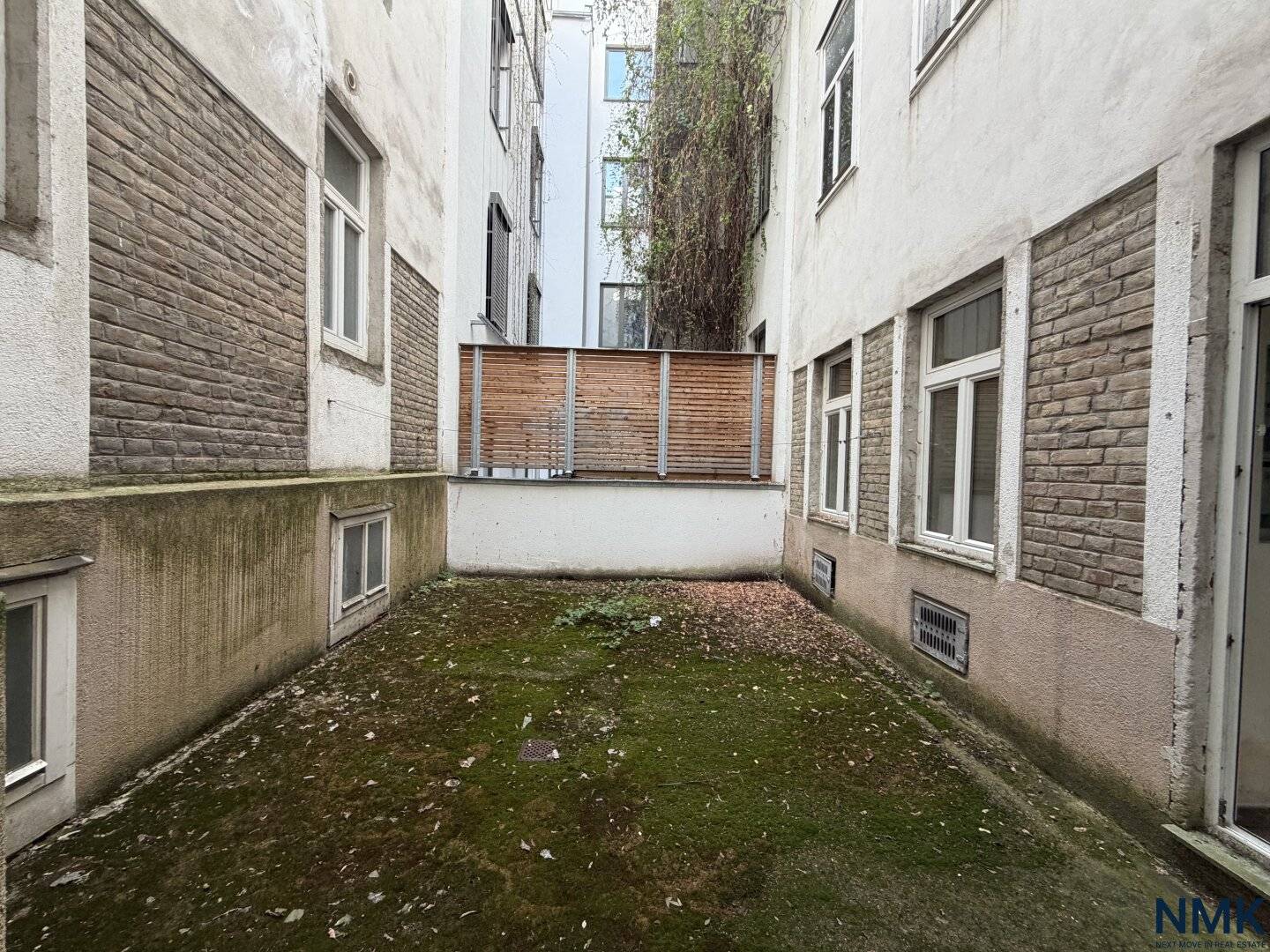Spacious 3-room period apartment with quiet courtyard and development potential