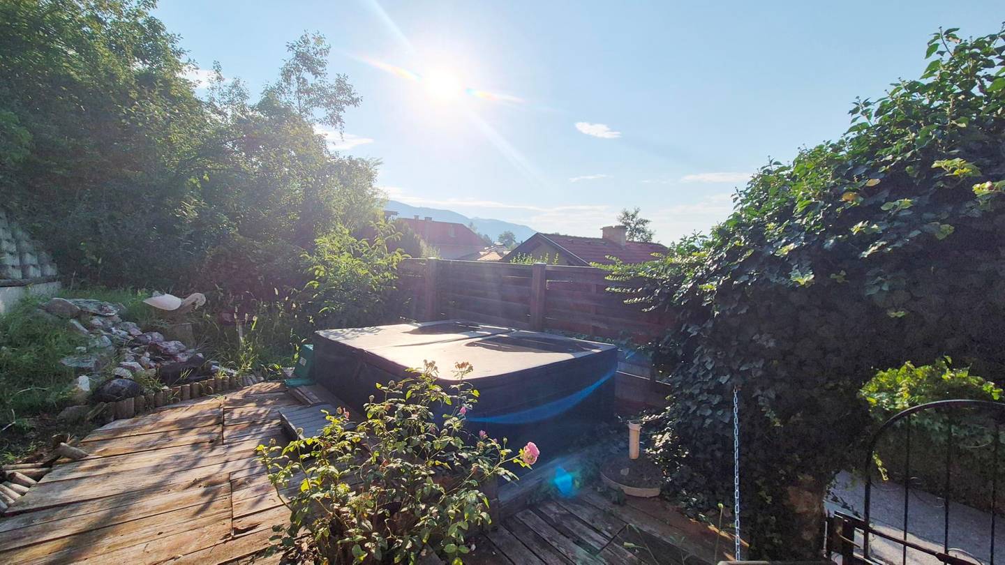 Sunny apartment with private garden and courtyard terrace