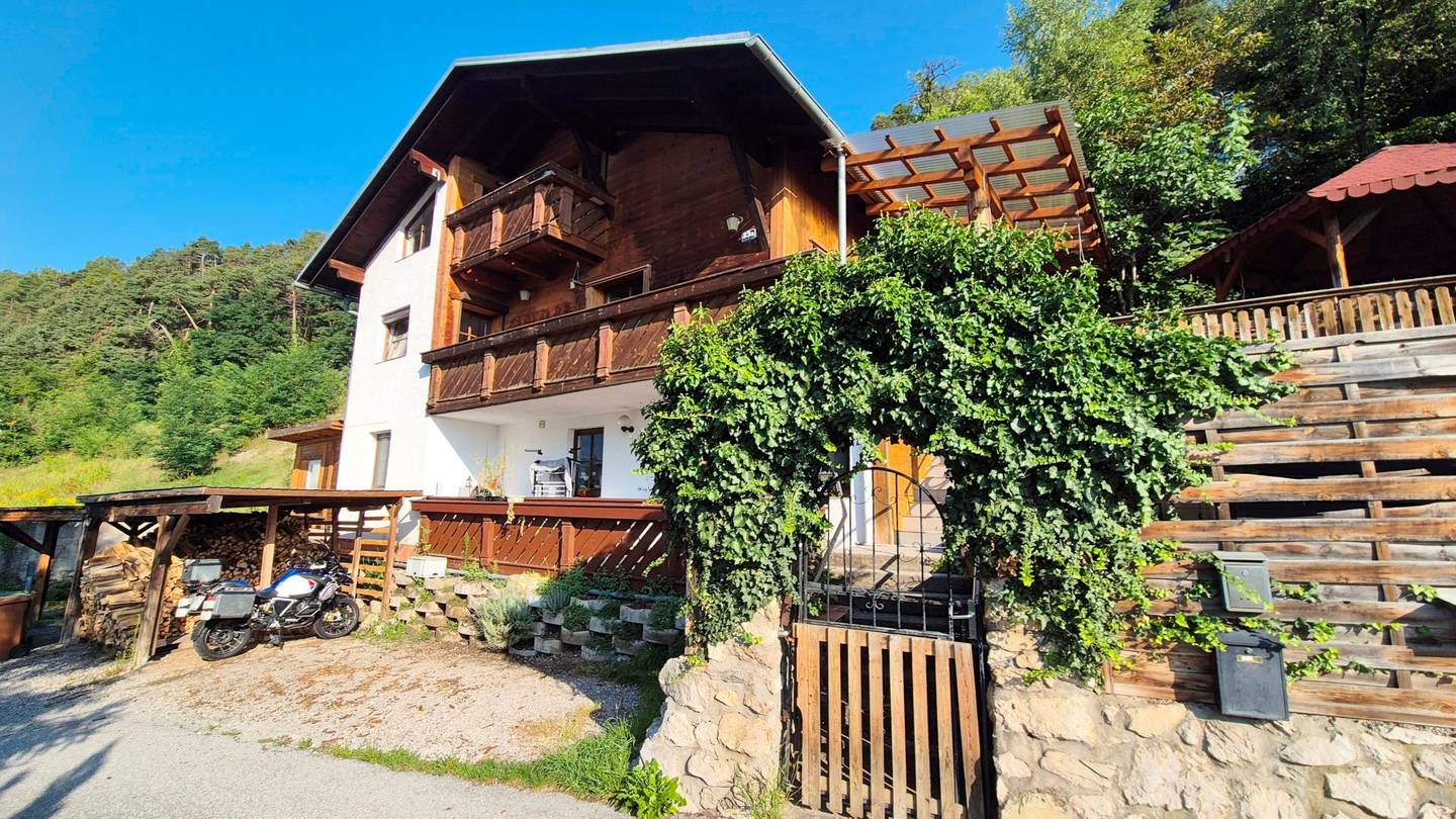 Sunny apartment with private garden and courtyard terrace