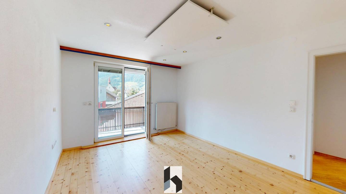 Bright top floor apartment with whirlpool and balcony