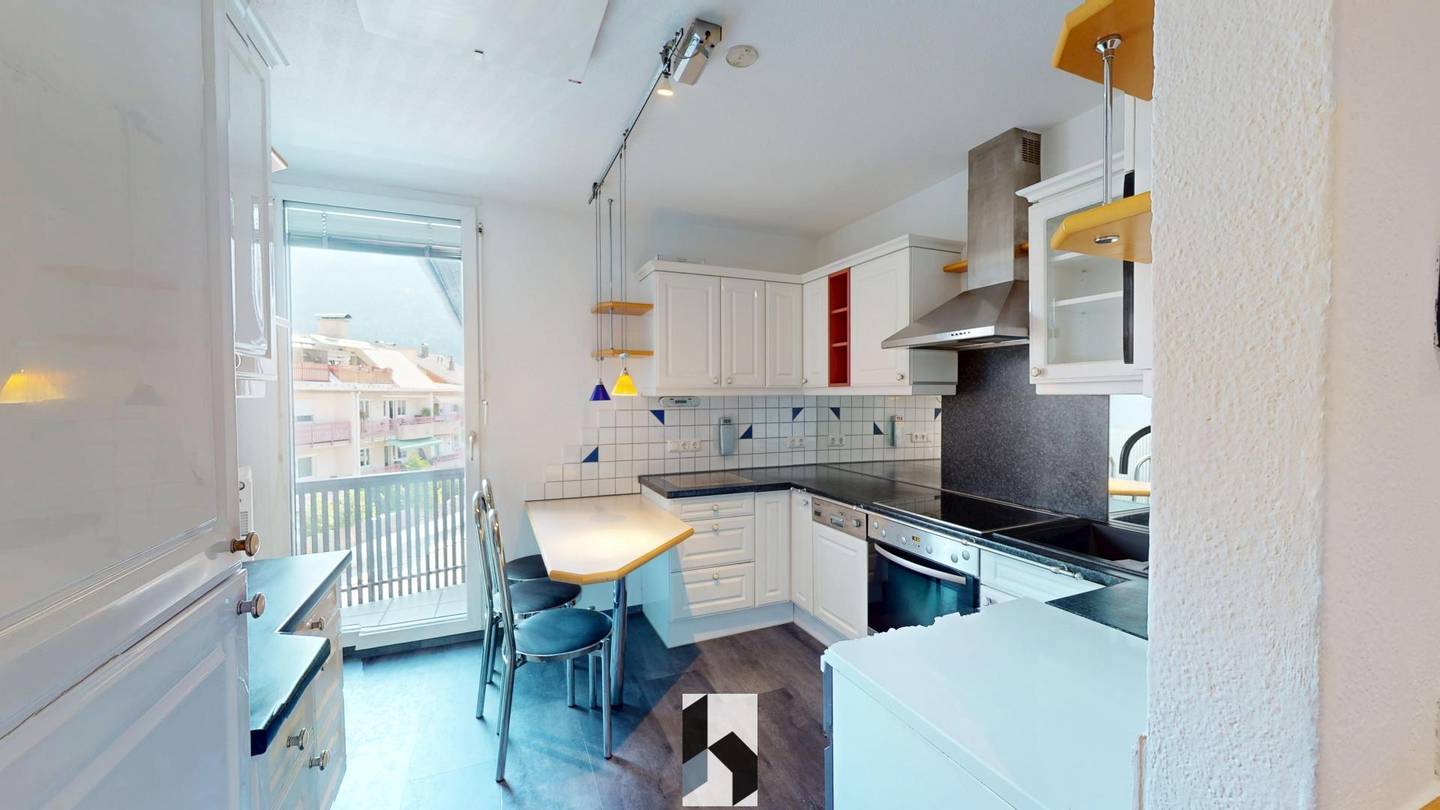 Bright top floor apartment with whirlpool and balcony