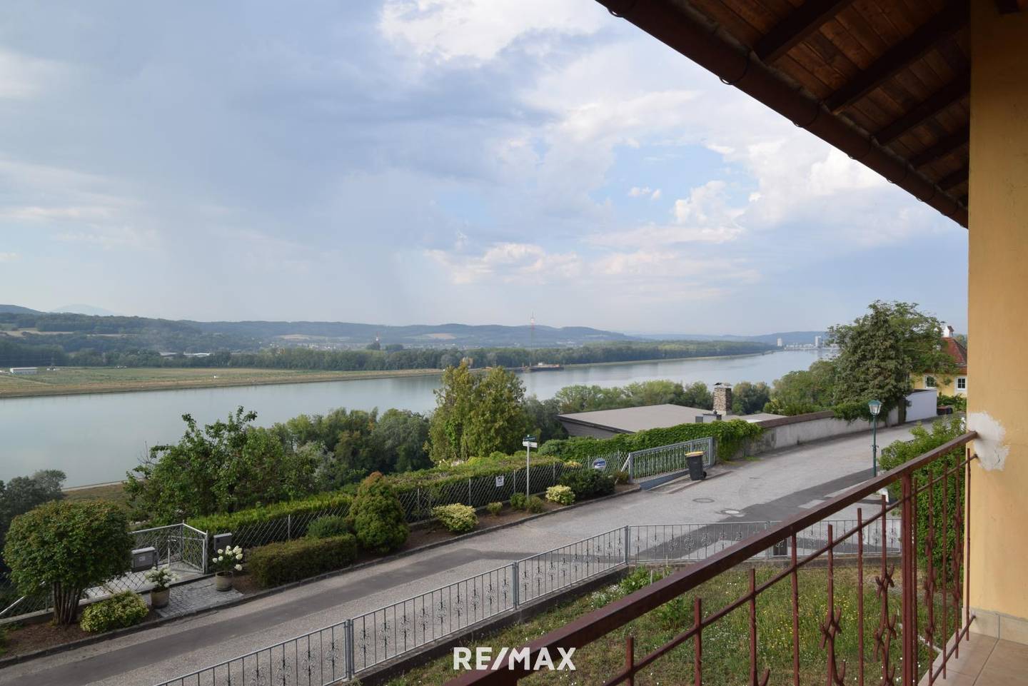 Helle Familienwohnung mit sonnigem Garten und Weitblick