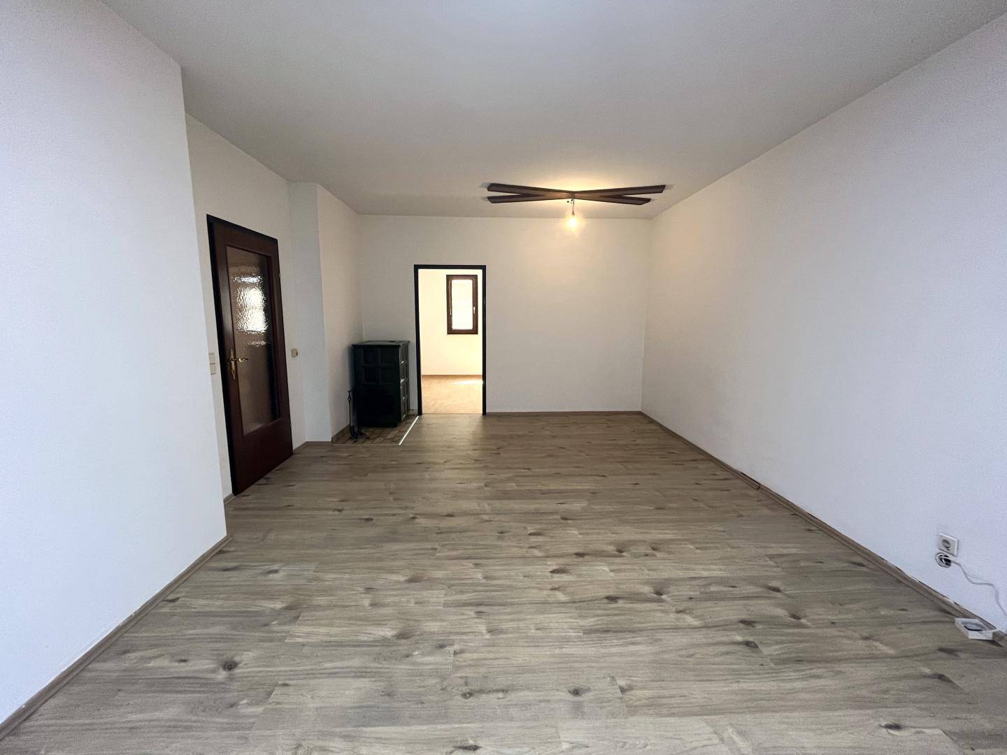Ruhige Wohnung mit Kachelofen und Garage