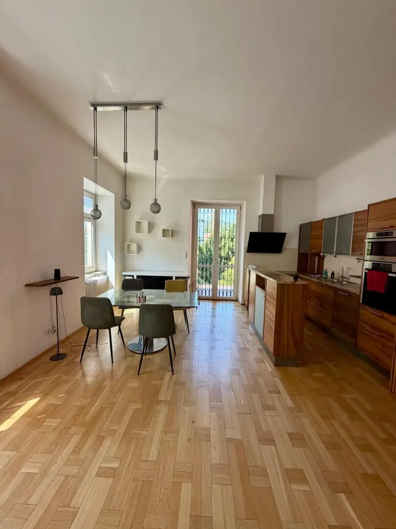 Representative period villa - four units - Stylish architecture meets modern versatility