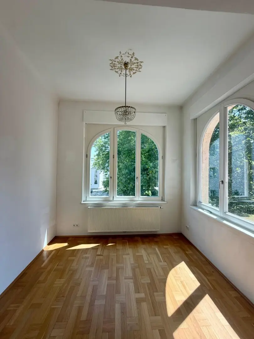 Representative period villa - four units - Stylish architecture meets modern versatility