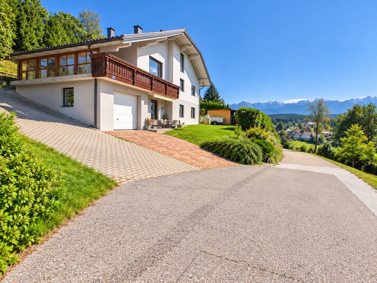 Wohnen über den Dingen – Traumhaus am Techelsberg mit Panoramablick auf Pyramidenkogel & Karawanken