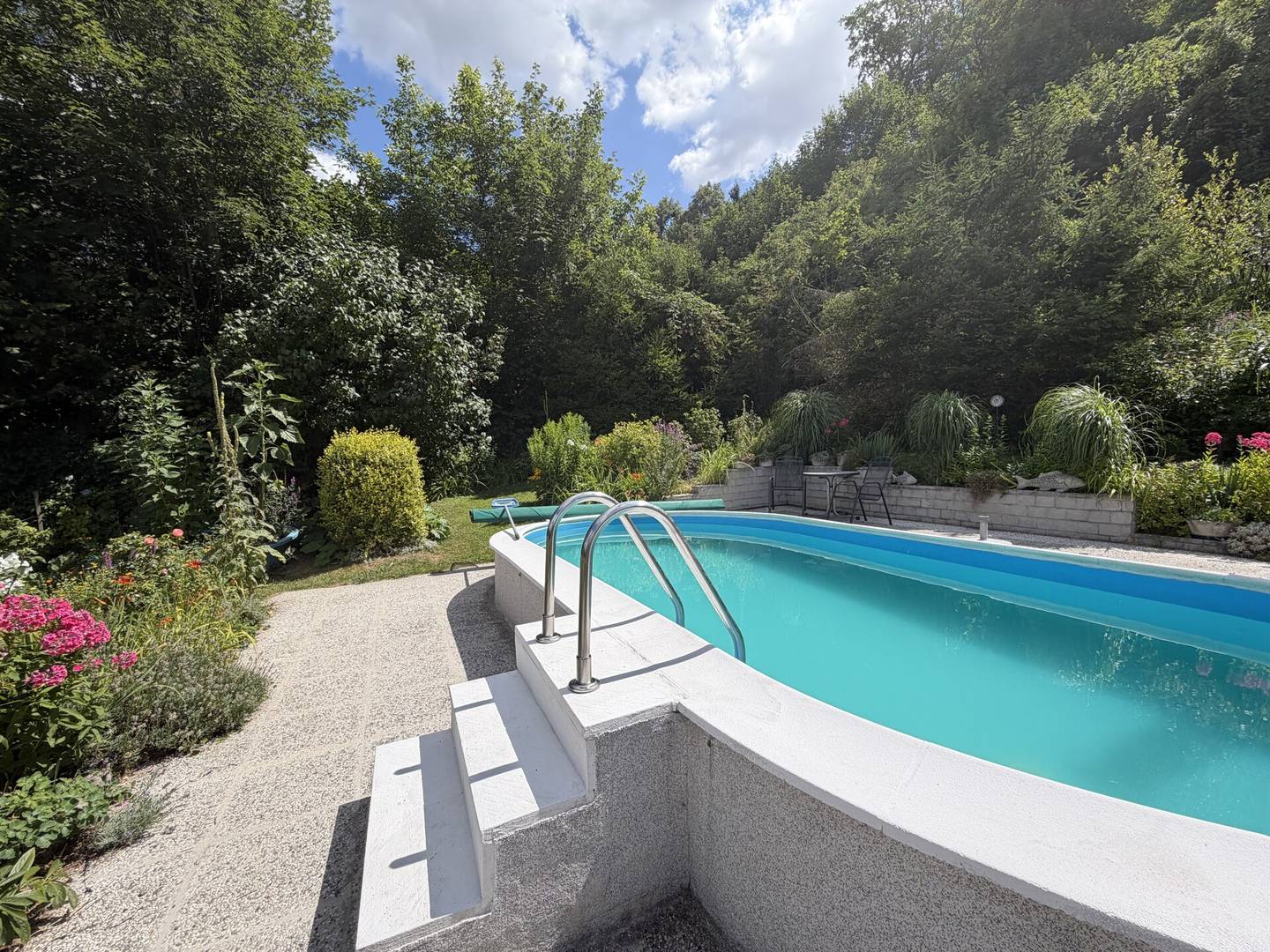 Ferienwohnung in Gartenidylle mit Teich und Pool