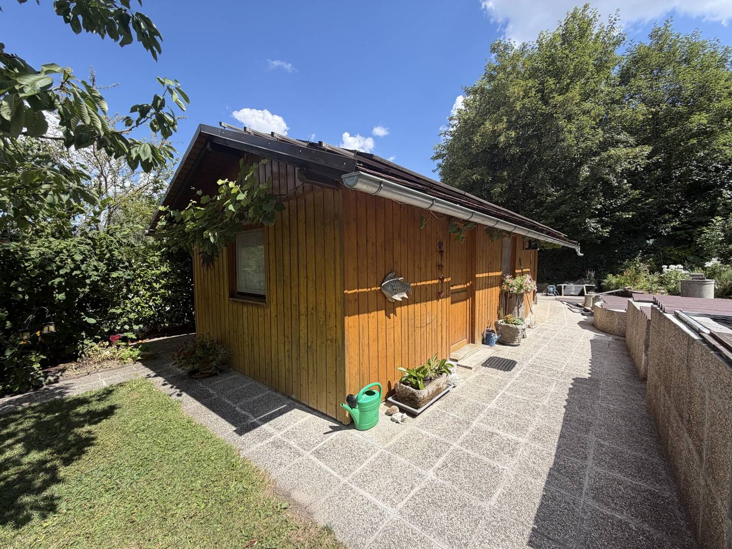 Ferienwohnung in Gartenidylle mit Teich und Pool