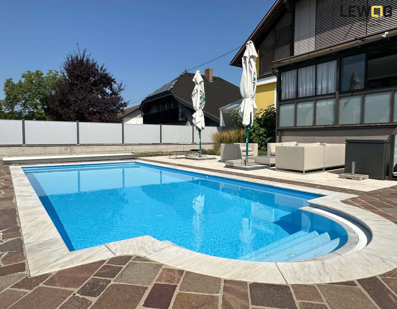 Generationenhaus mit Pool und zwei Wohneinheiten