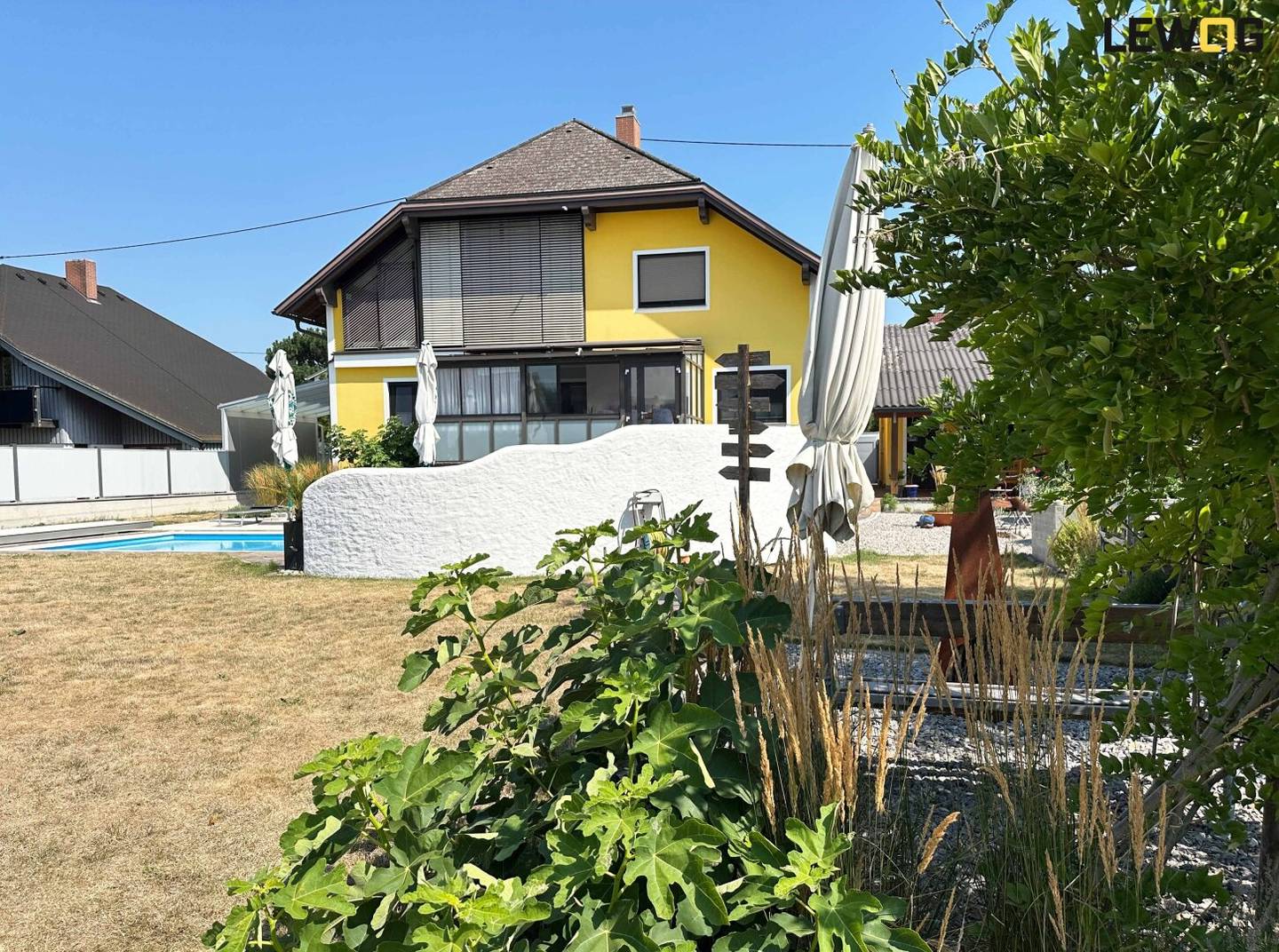 Generationenhaus mit Pool und zwei Wohneinheiten