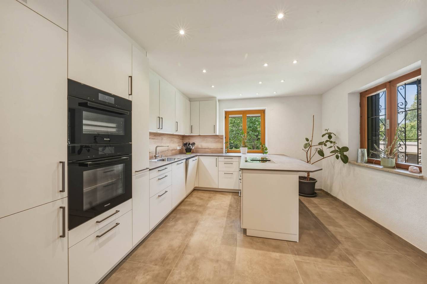Sunny family apartment with mountain view and garden