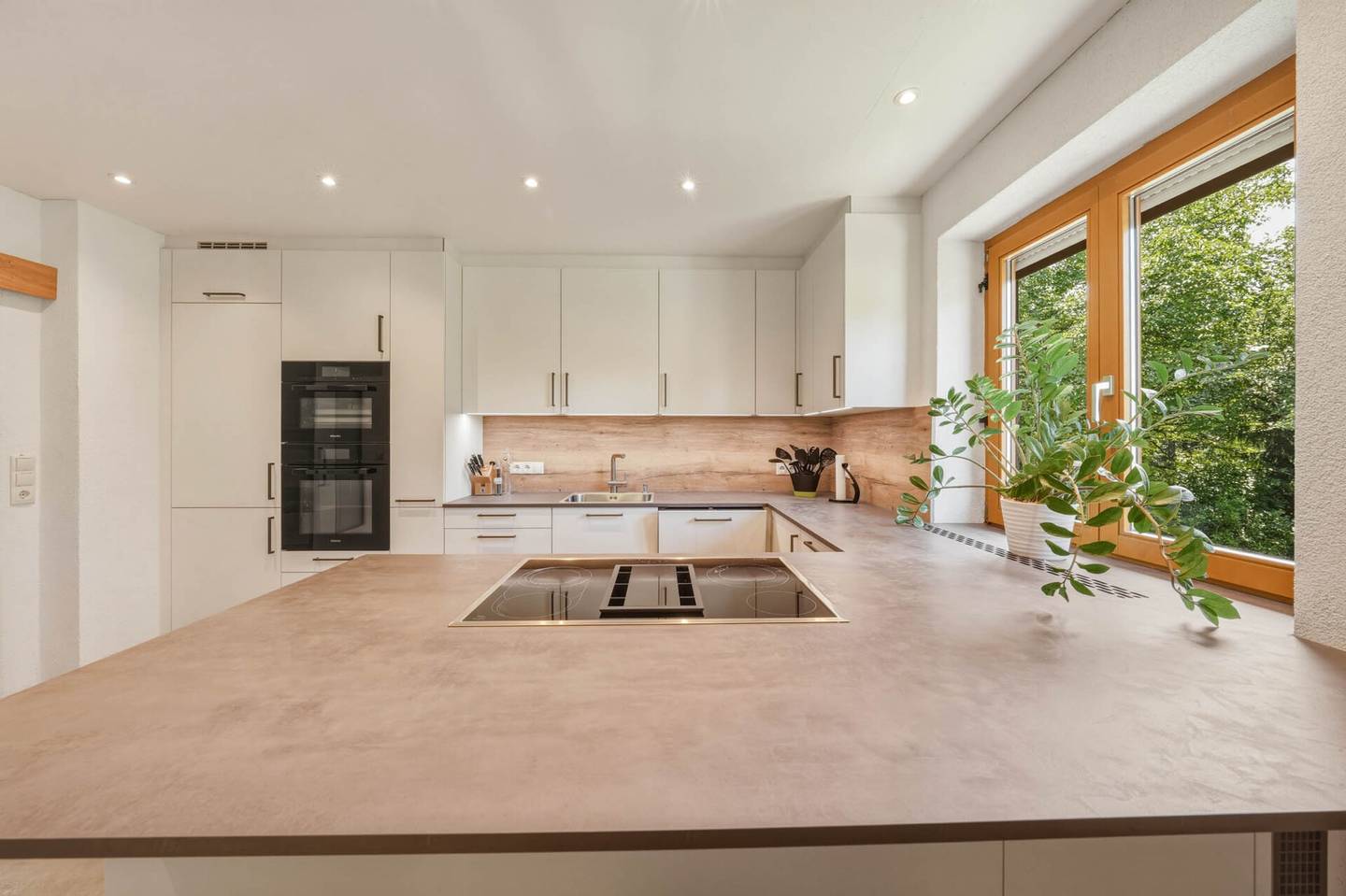 Sunny family apartment with mountain view and garden
