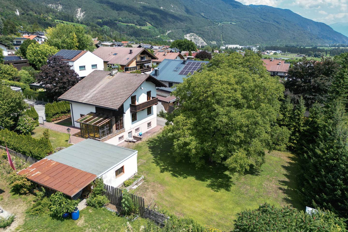 Sunny family apartment with mountain view and garden
