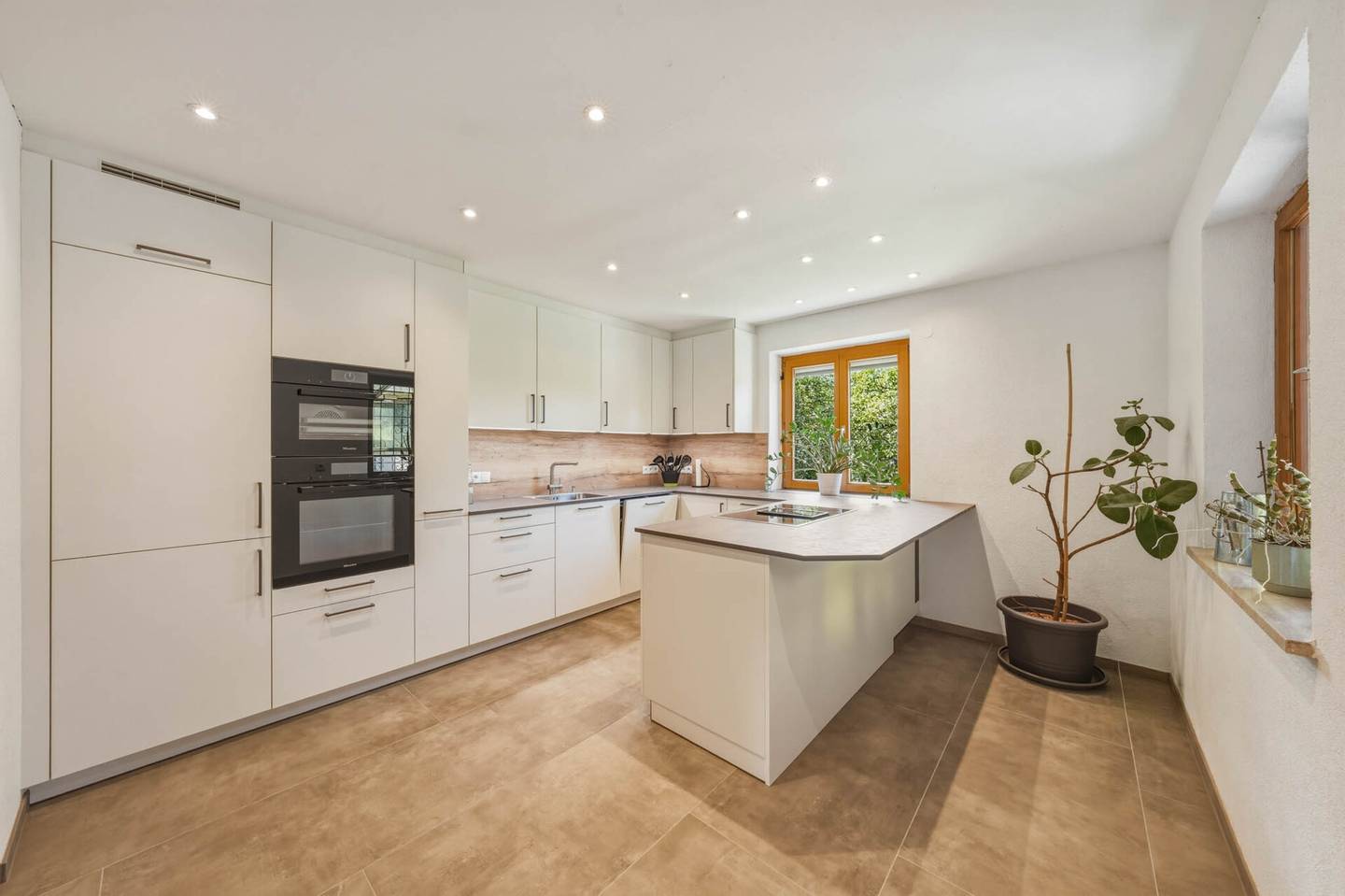 Sunny family apartment with mountain view and garden