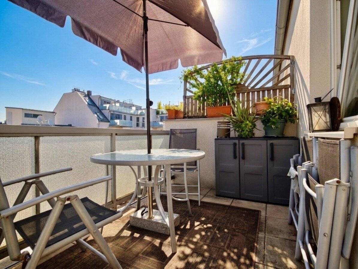 Charming 2-room attic apartment with quiet terrace in the 17th district