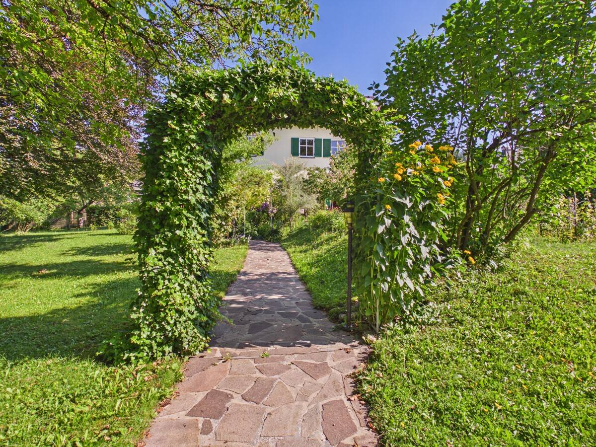 Landhauscharme mit großem Garten und Terrasse Familienwohnung