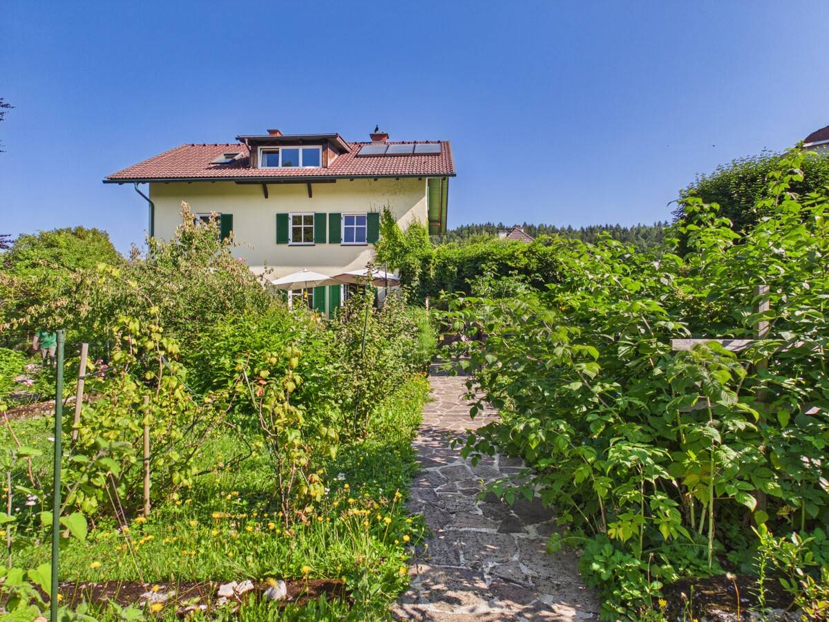 Landhauscharme mit großem Garten und Terrasse Familienwohnung