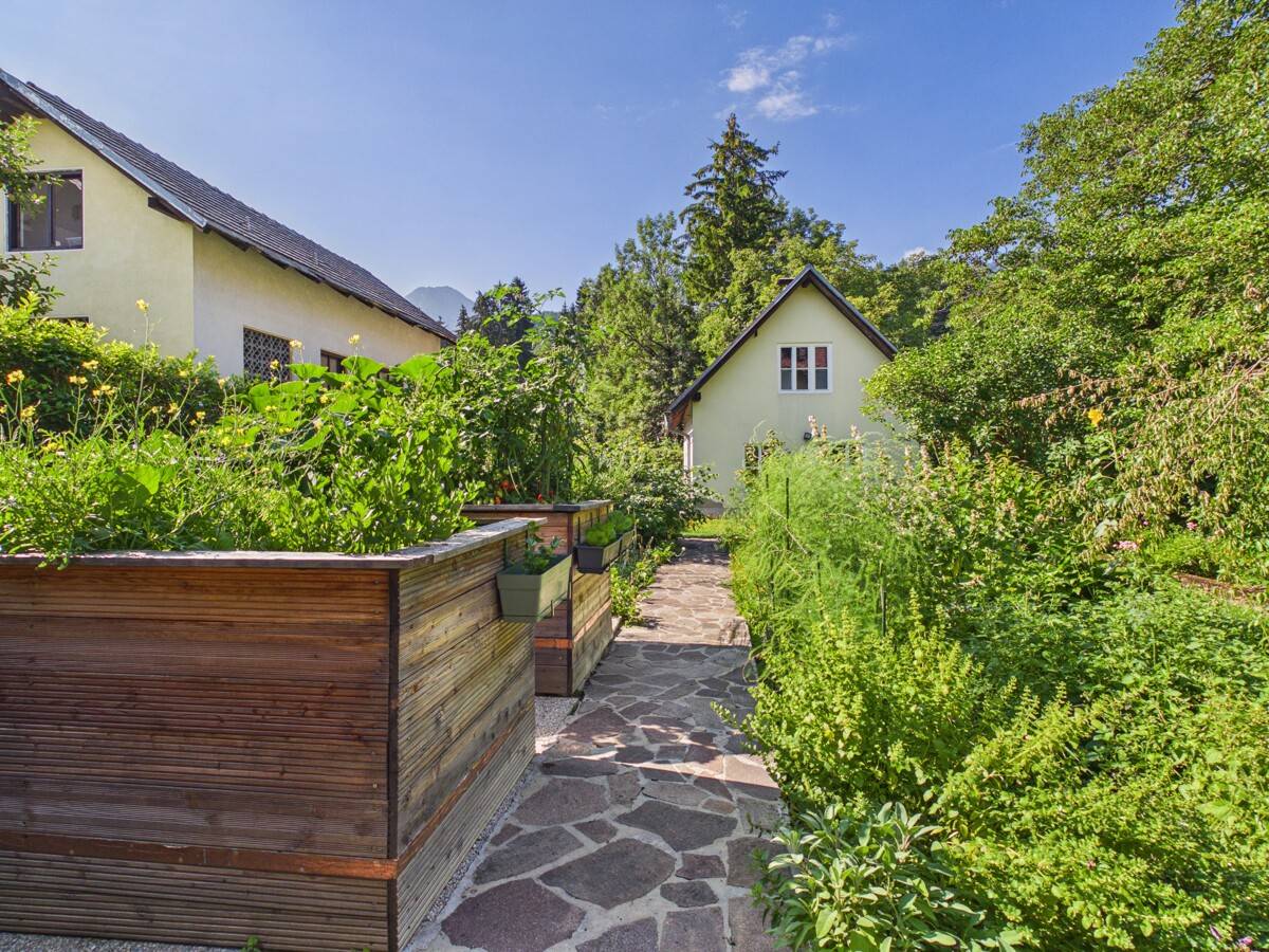 Landhauscharme mit großem Garten und Terrasse Familienwohnung