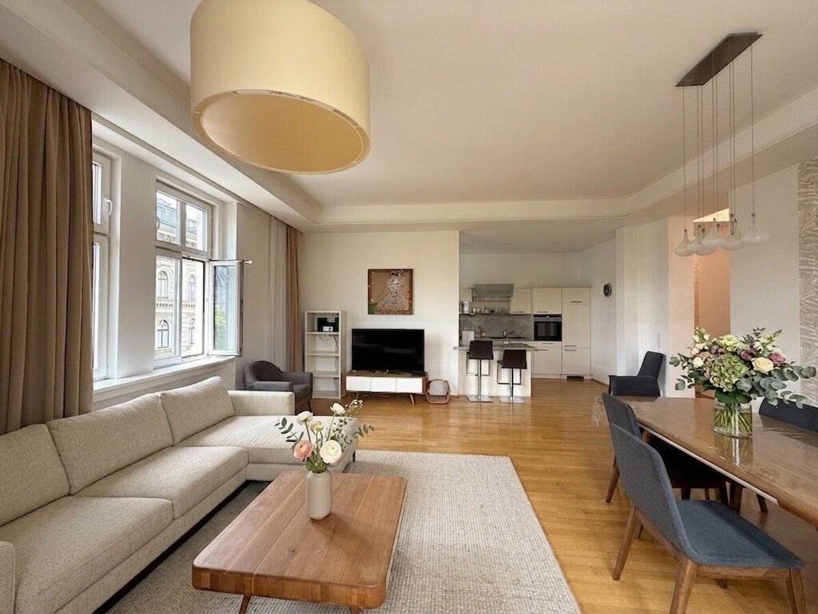 Stylish living in the Servitenviertel – furnished 4-room historic apartment with view to the Votivkirche