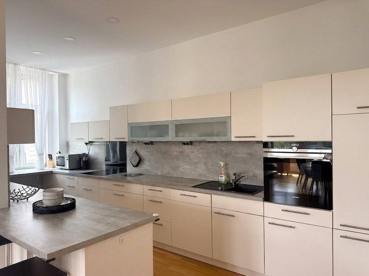 Stylish living in the Servitenviertel – furnished 4-room historic apartment with view to the Votivkirche