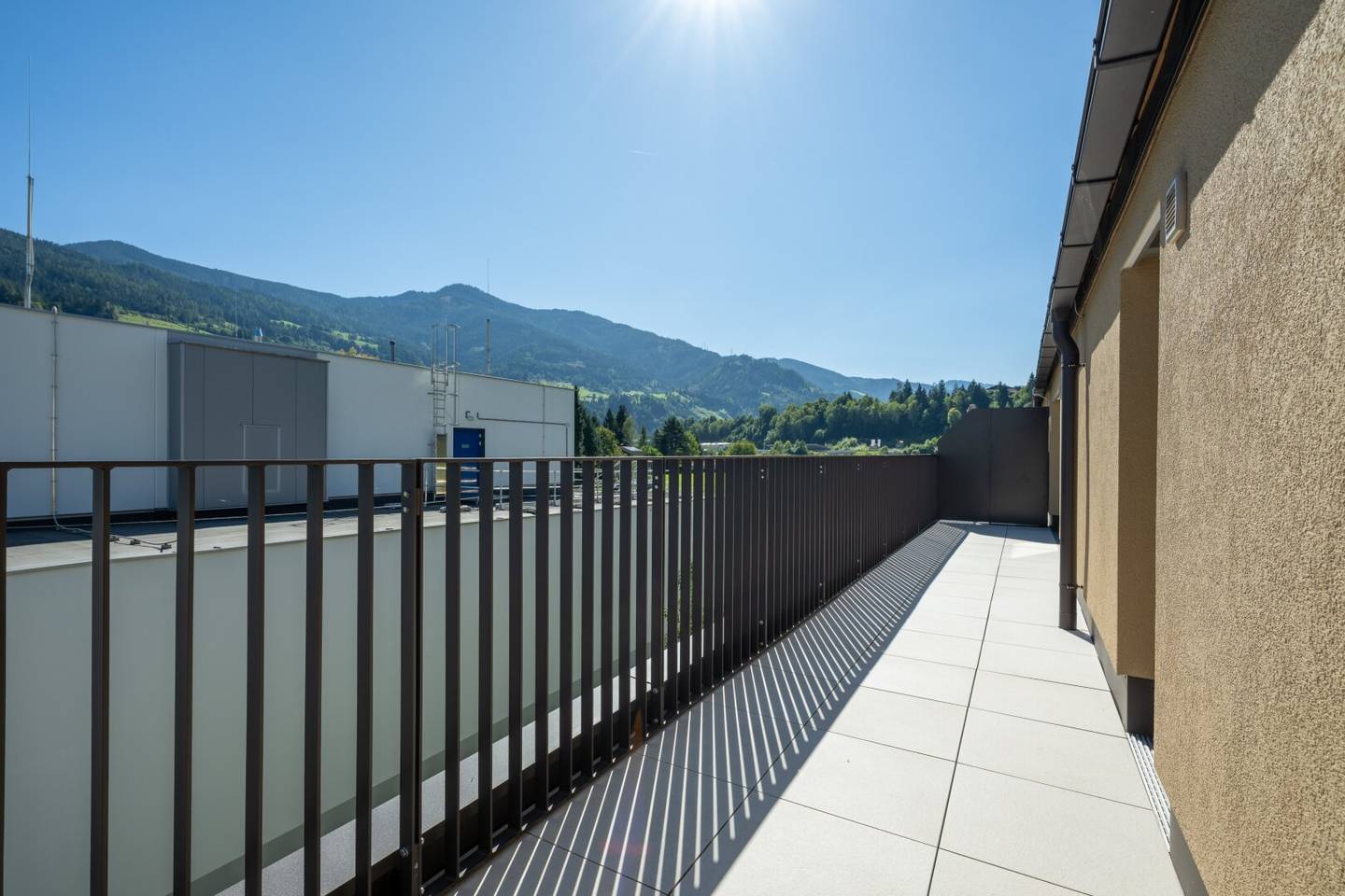 Erstbezug/Miete: Schöne Neubau-3-Zi-Dachterrassenwhg.