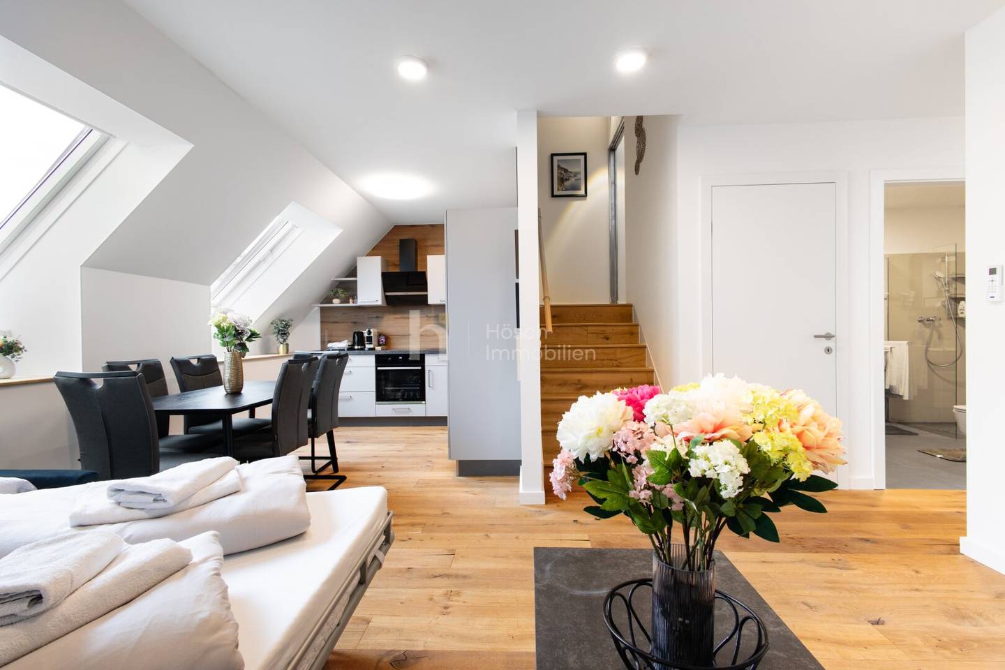 Attic maisonette with particularly generous terraces and city view