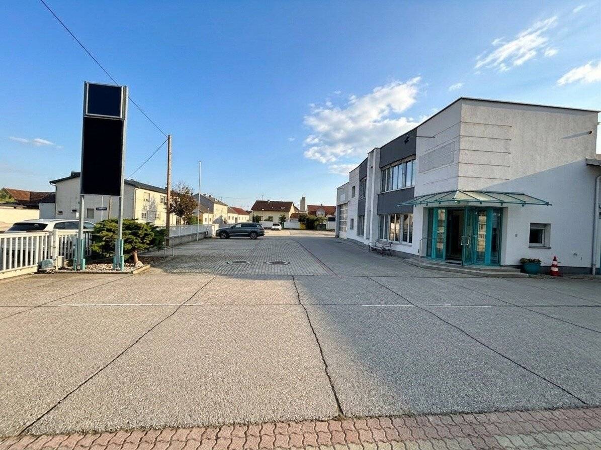 GOLS – REPRESENTATIVE OFFICE AND COMMERCIAL PROPERTY WITH STORAGE, SPACIOUS OUTDOOR AREAS AND EXPANSION POTENTIAL