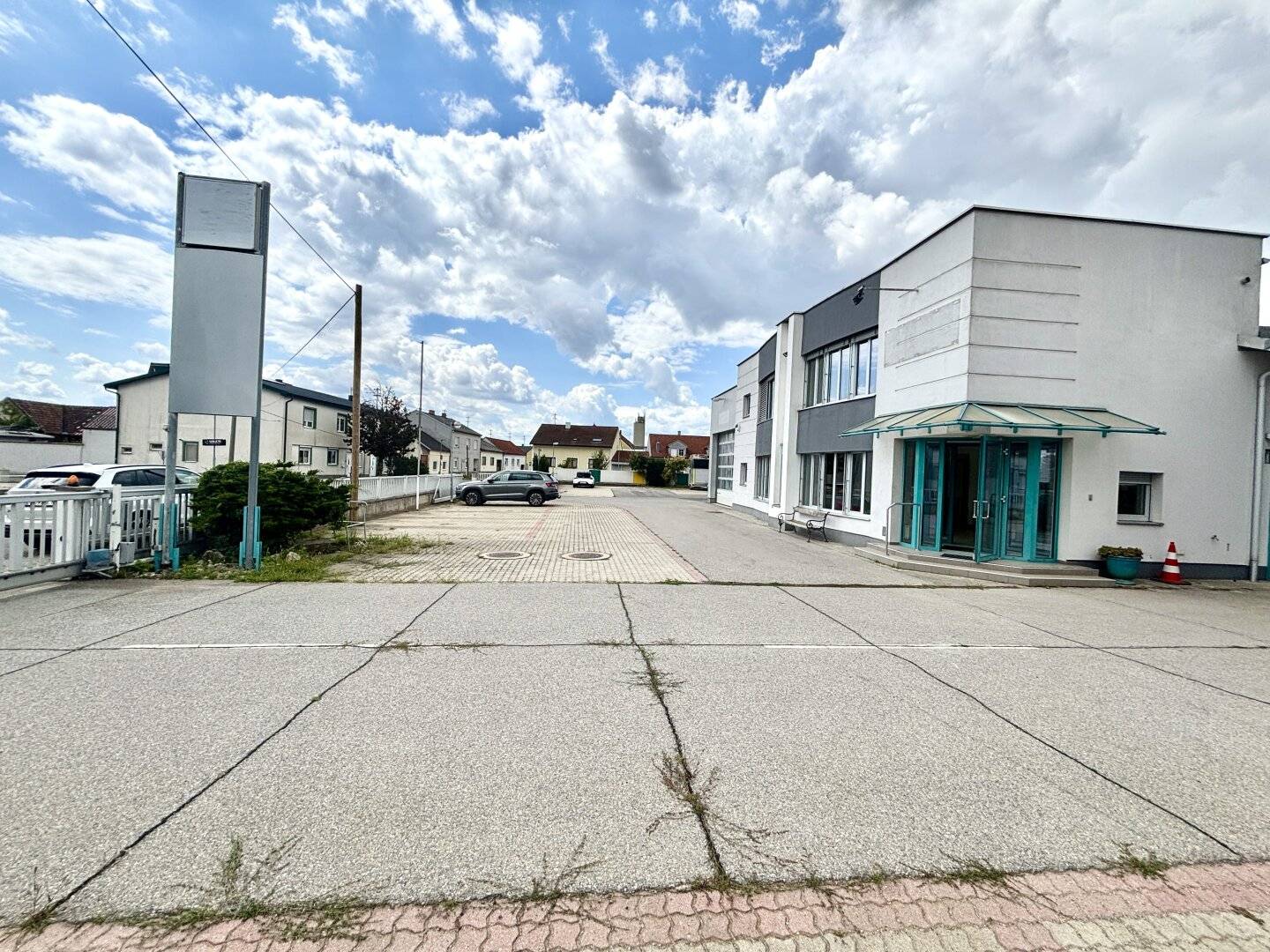 GOLS – REPRÄSENTATIVES BÜRO- UND GEWERBEOBJEKT MIT LAGER, GROSSZÜGIGEN FREIFLÄCHEN UND ERWEITERUNGSPOTENZIAL