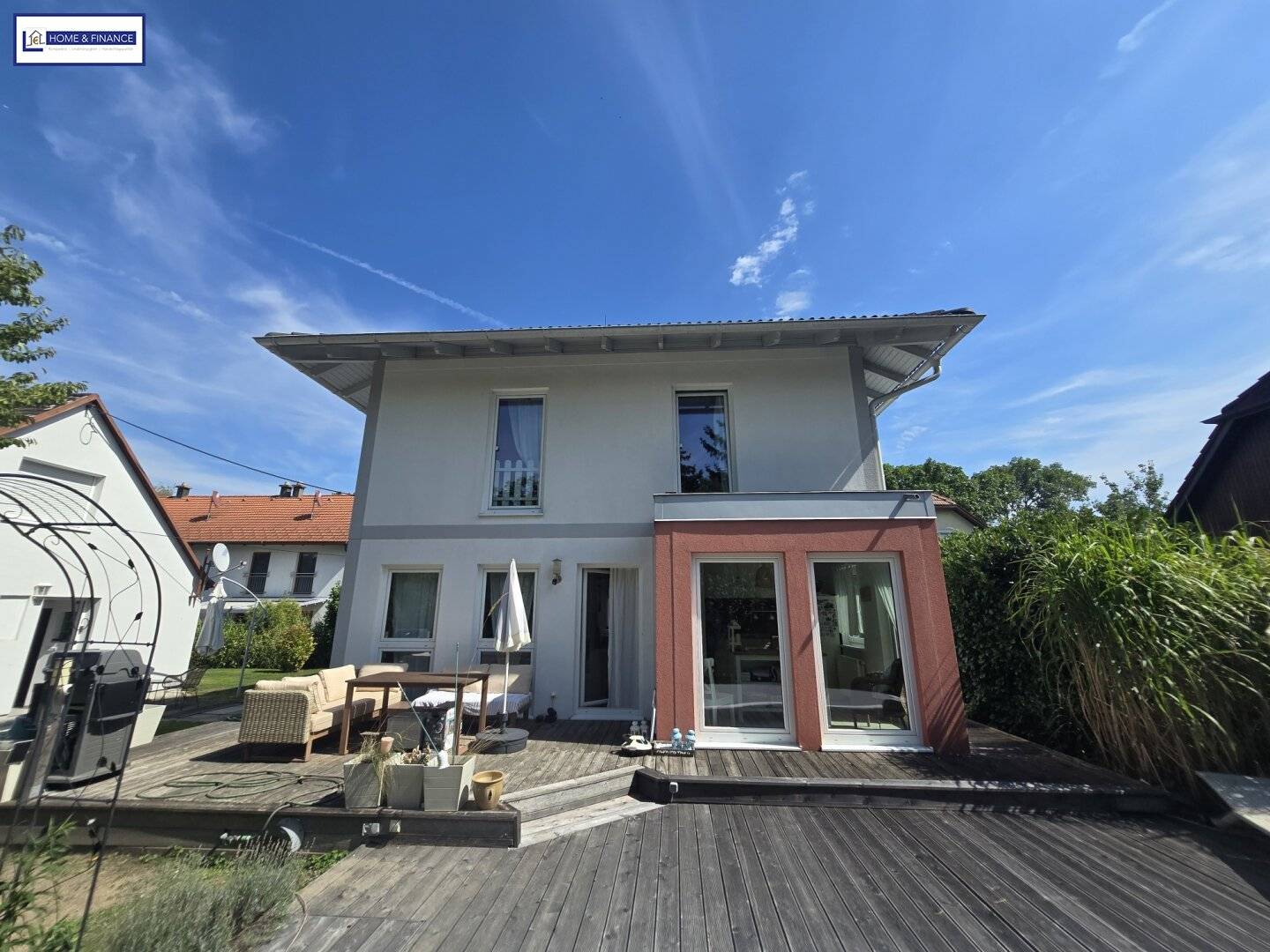 Living like in an exquisite holiday! Pool, terrace, sun and privacy