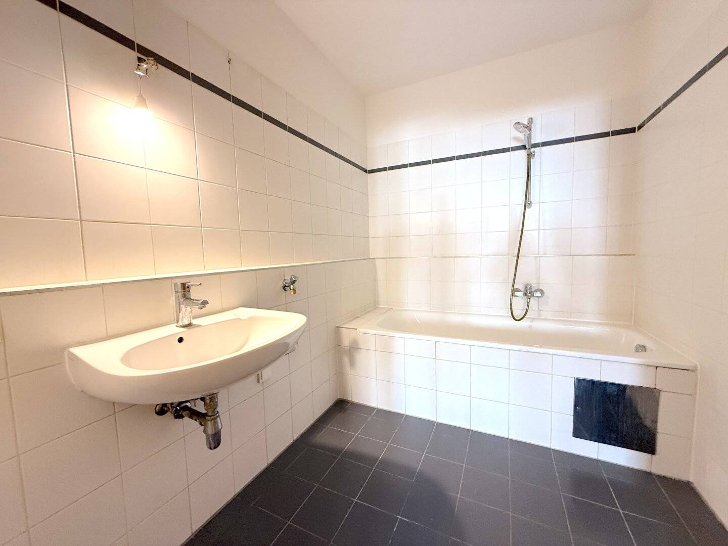Handelskai | Studio in courtyard-facing quiet location with green view for sale