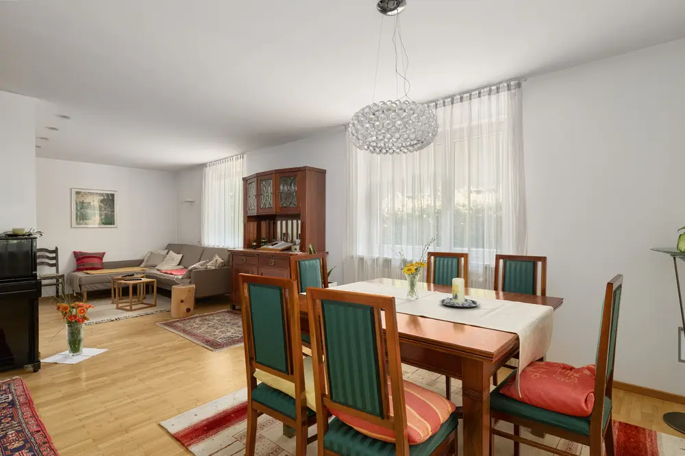 Familienwohnung mit großem Garten und Garage