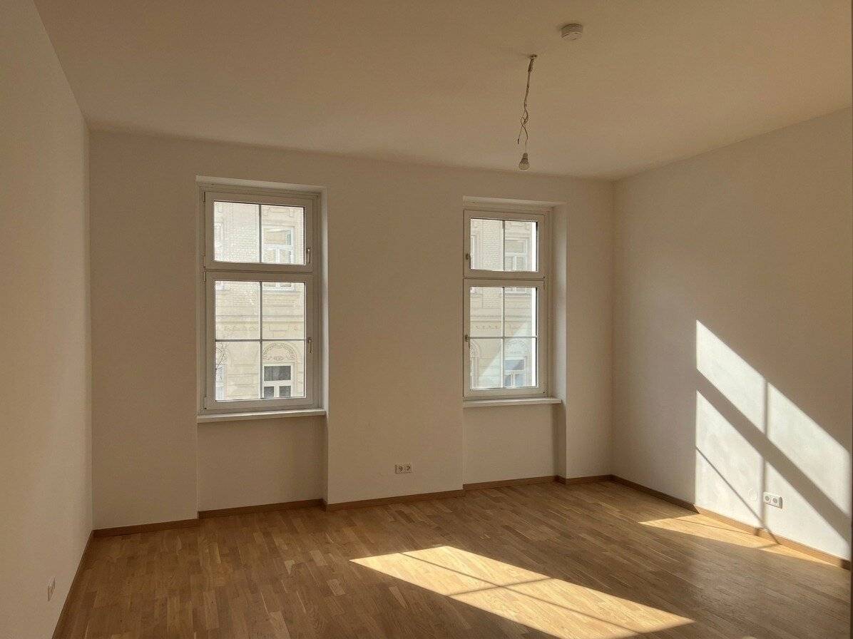 Spacious old building apartment in a quiet location of Vienna - Liesing