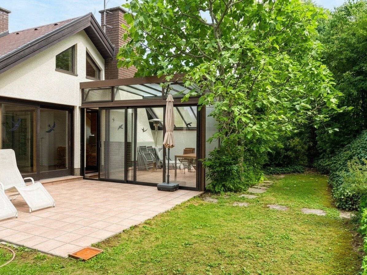 Herrliche Grünruhelage am Ortsrand von Kritzendorf: Charmantes Einfamilienhaus mit großem Hanggarten, ebenerdiger Terrasse, 3 Zimmern, Wintergarten, Sauna, 3 Kellerräumen und Stellplatz!