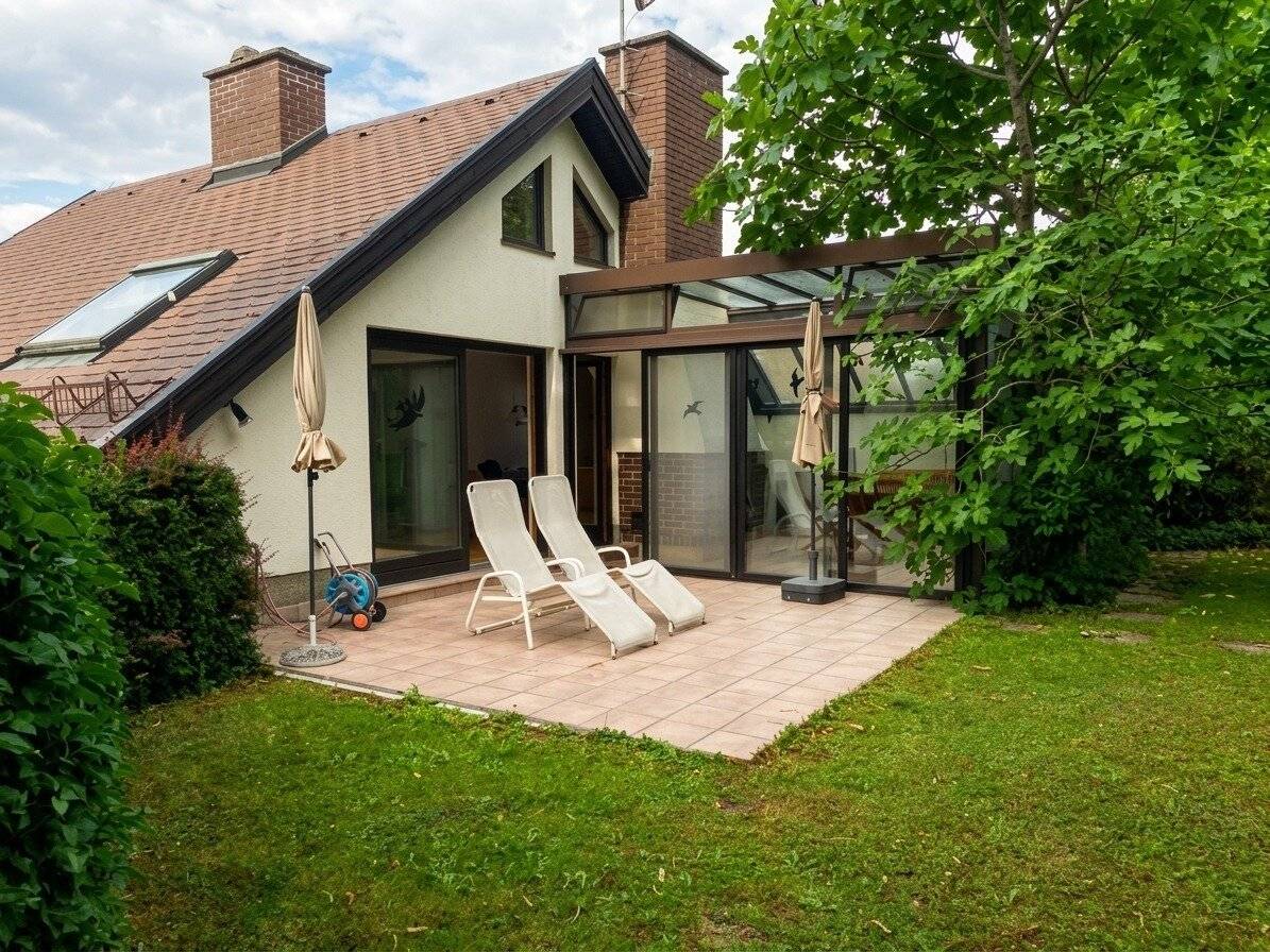 Herrliche Grünruhelage am Ortsrand von Kritzendorf: Charmantes Einfamilienhaus mit großem Hanggarten, ebenerdiger Terrasse, 3 Zimmern, Wintergarten, Sauna, 3 Kellerräumen und Stellplatz!