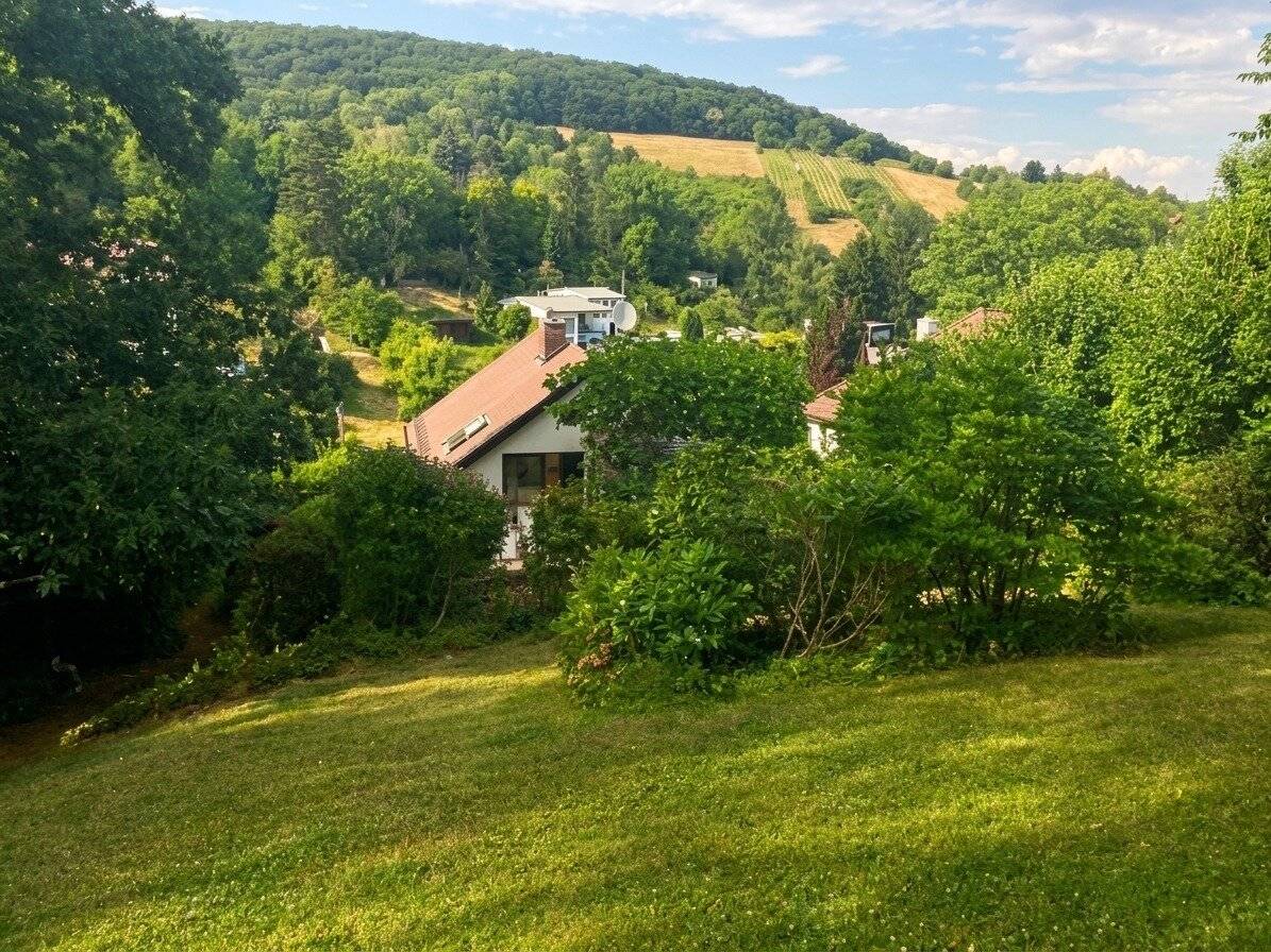 Herrliche Grünruhelage am Ortsrand von Kritzendorf: Charmantes Einfamilienhaus mit großem Hanggarten, ebenerdiger Terrasse, 3 Zimmern, Wintergarten, Sauna, 3 Kellerräumen und Stellplatz!