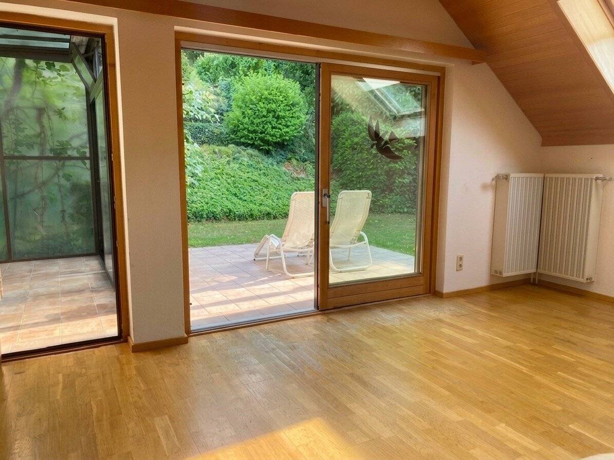Herrliche Grünruhelage am Ortsrand von Kritzendorf: Charmantes Einfamilienhaus mit großem Hanggarten, ebenerdiger Terrasse, 3 Zimmern, Wintergarten, Sauna, 3 Kellerräumen und Stellplatz!