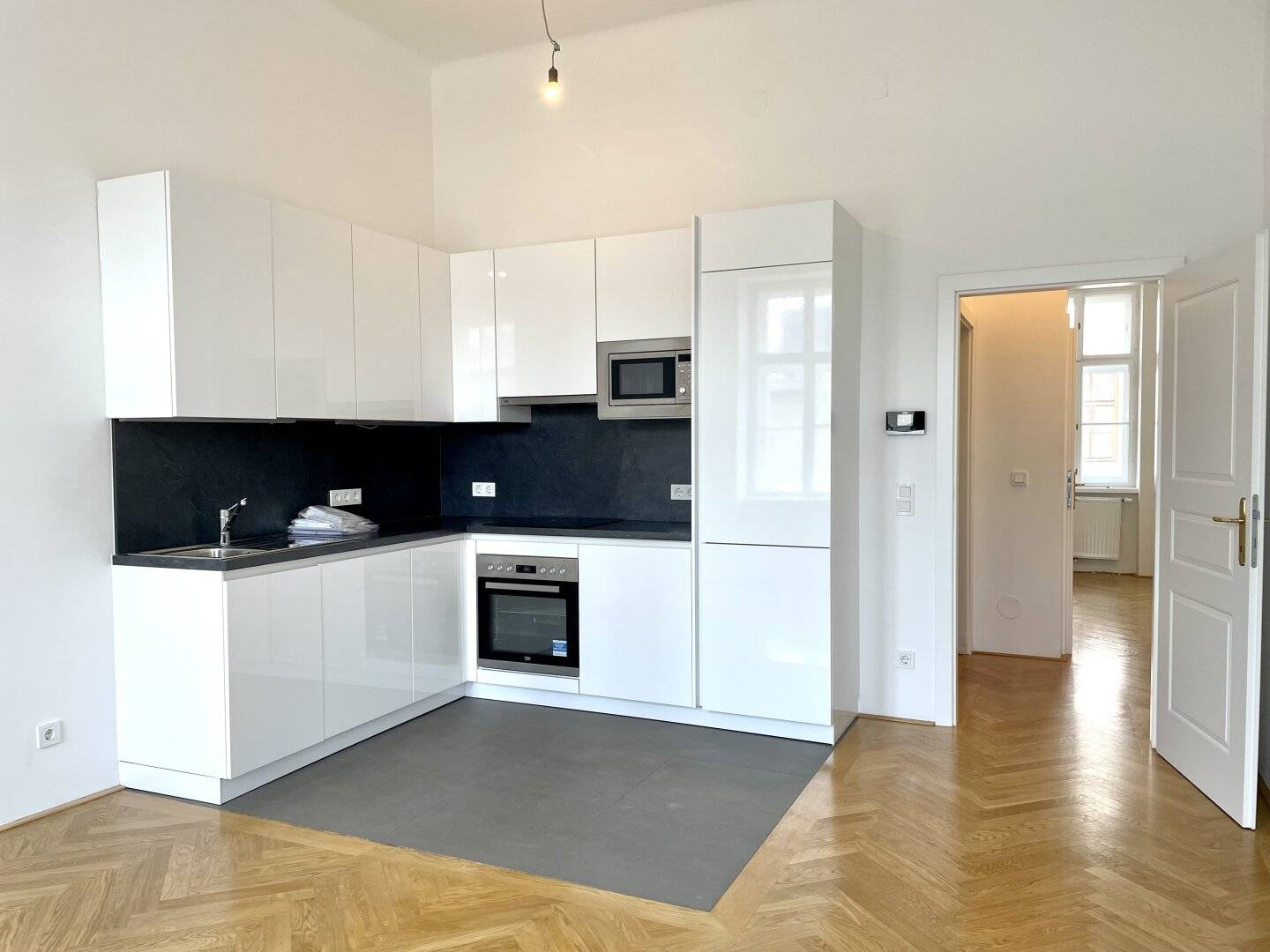 Charming 2-room apartment in revitalized old building - near Meidlinger Market